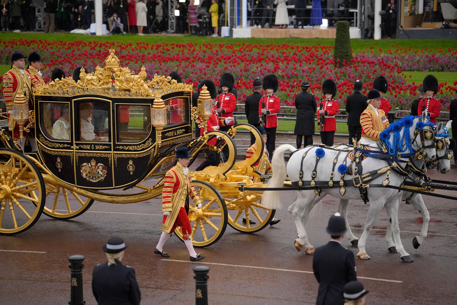 Những hình ảnh đầu tiên trong lễ đăng quang của Nhà vua Charles III - Ảnh 5.