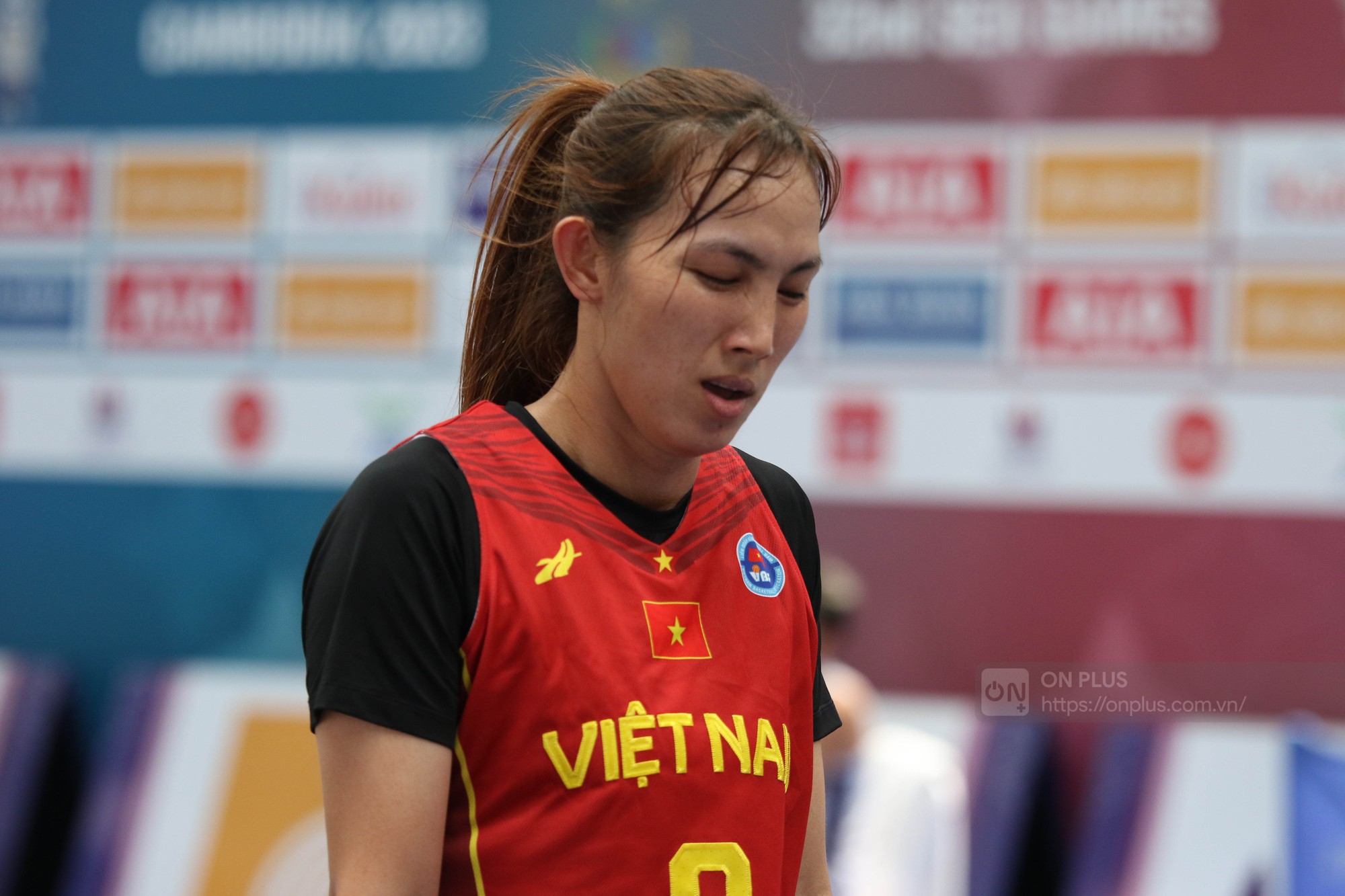 &quot;Hotgirl&quot; ĐT nữ bóng rổ 3x3 Việt Nam dùng bìa giấy, quạt pin để &quot;xả nóng&quot; - Ảnh 5.