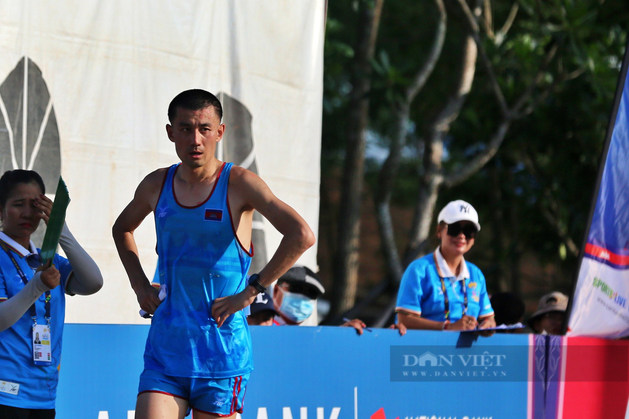 Sốc nhiệt, vỡ cơ, VĐV Trung Quốc nhập tịch Campuchia bỏ cuộc marahton SEA Games 32 - Ảnh 4.