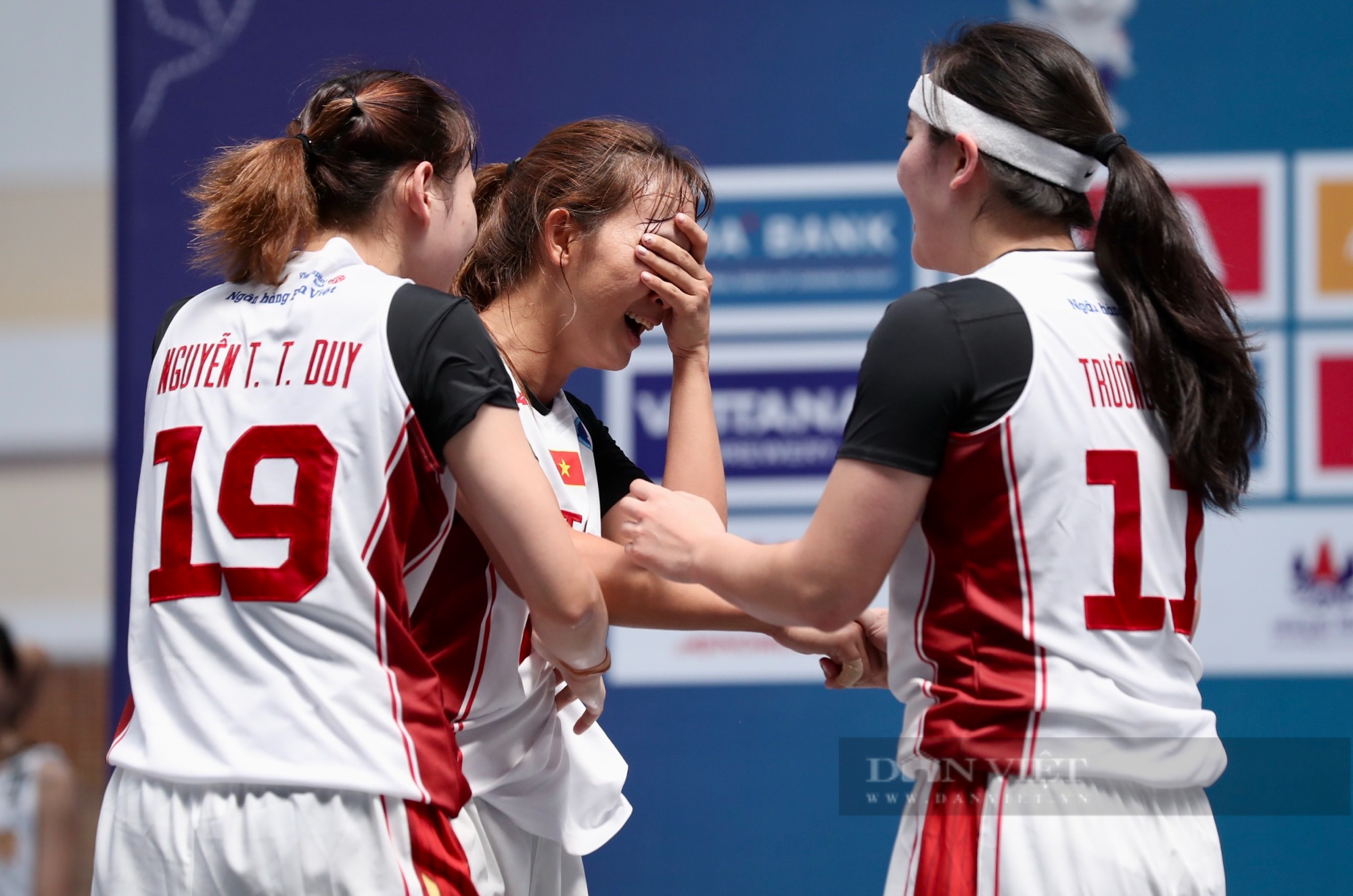 Các cô gái bóng chuyền nữ Việt Nam bật khóc khi giành chiến thắng kịch tính trước Philippines - Ảnh 5.