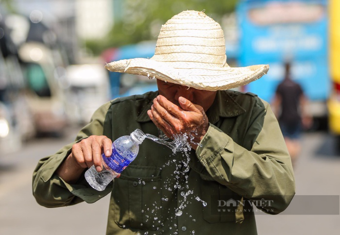 Người Hà Nội chật vật mưu sinh trong cái nắng đỉnh điểm &quot;cháy da thịt&quot; đầu hè - Ảnh 5.