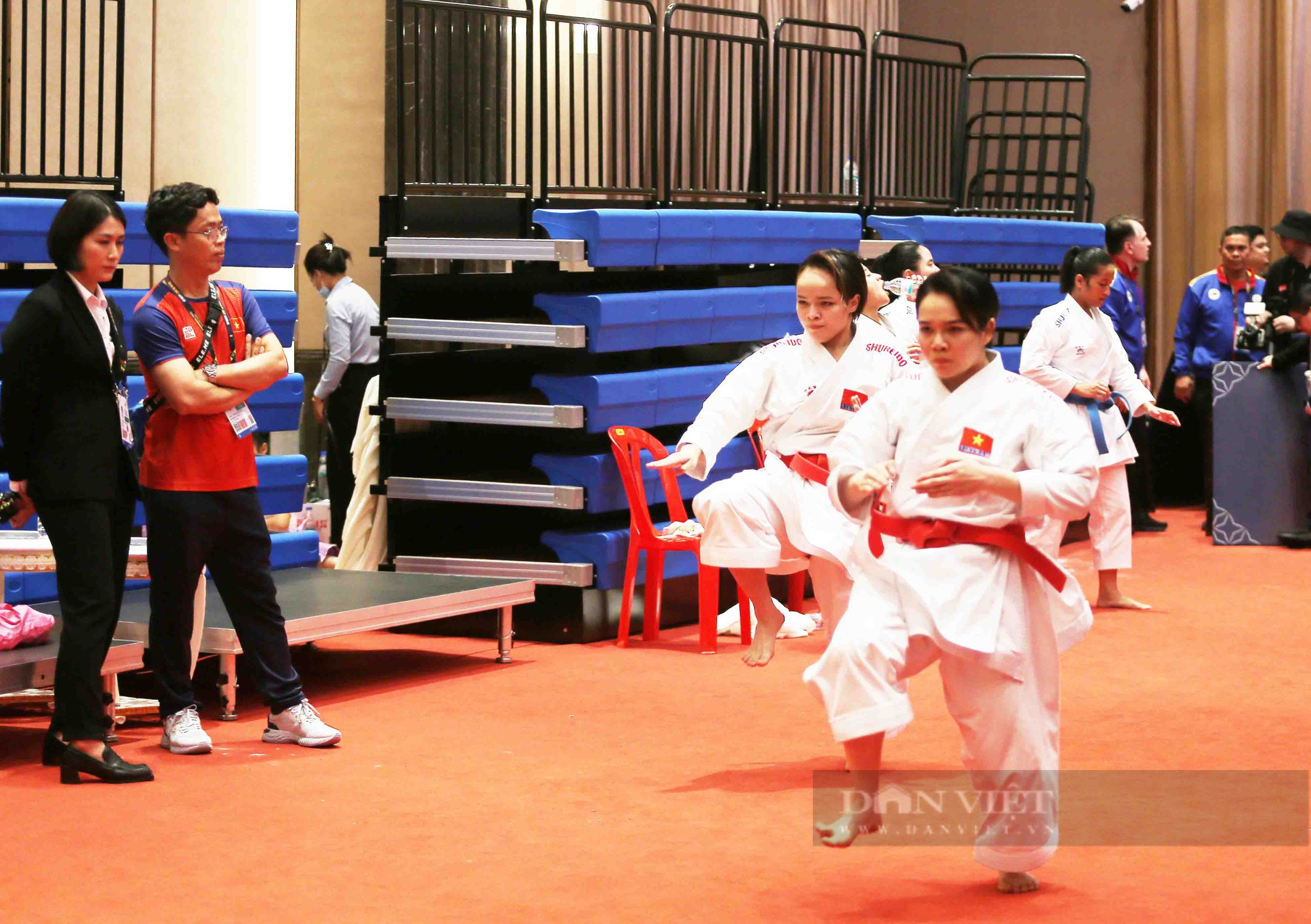HCV SEA Games 32 đầy cảm xúc của các cô gái vàng karate Việt Nam - Ảnh 1.