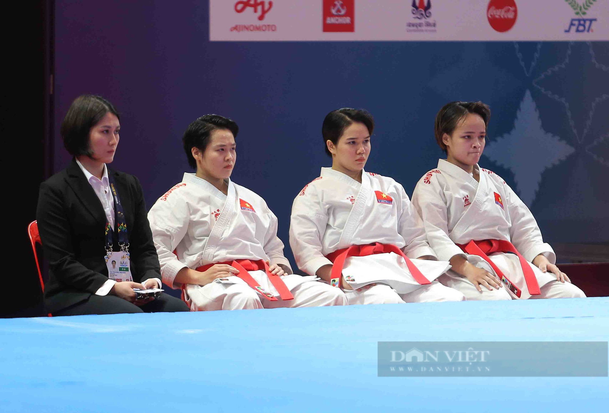 HCV SEA Games 32 đầy cảm xúc của các cô gái vàng karate Việt Nam - Ảnh 7.