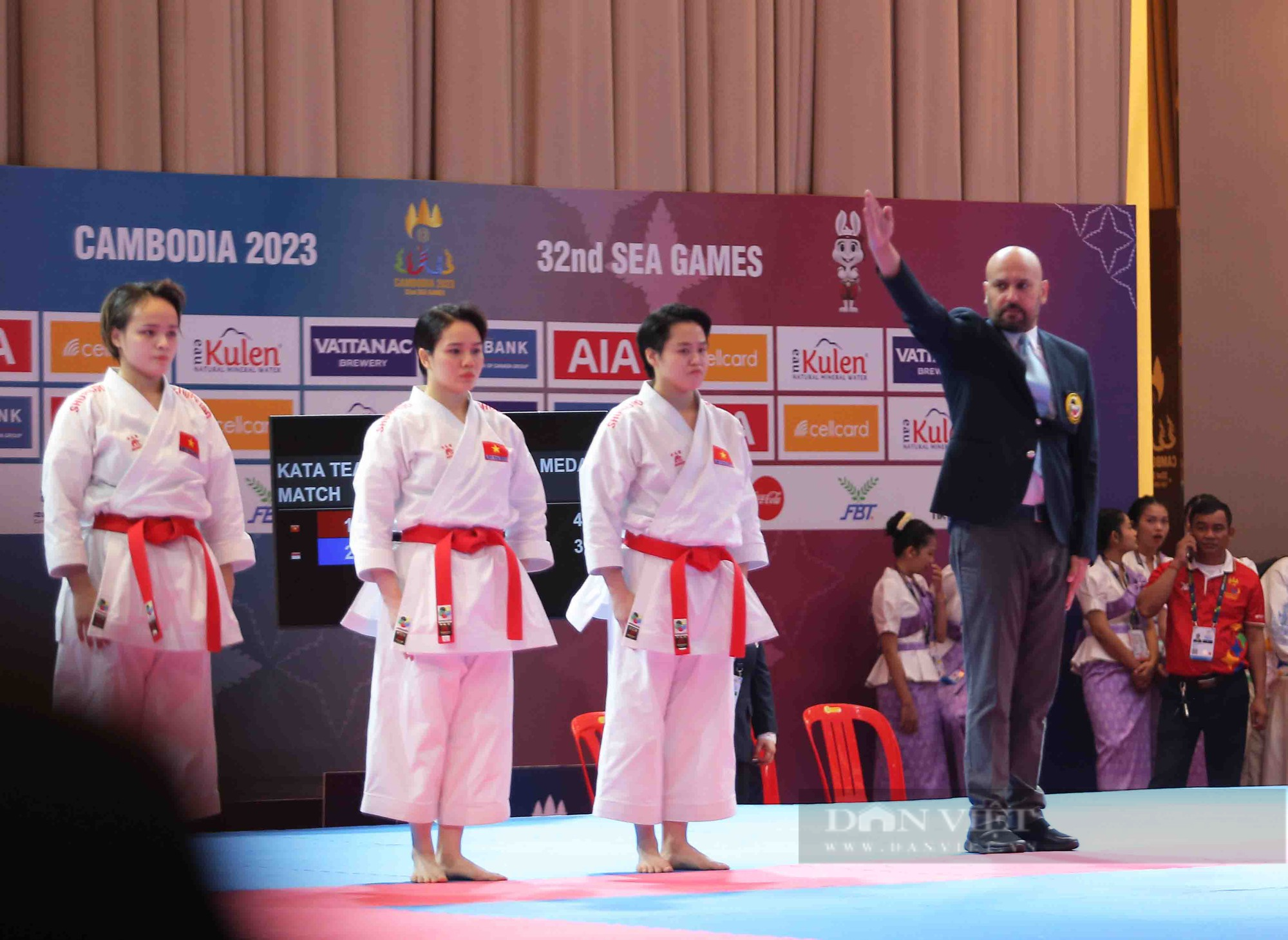 HCV SEA Games 32 đầy cảm xúc của các cô gái vàng karate Việt Nam - Ảnh 8.