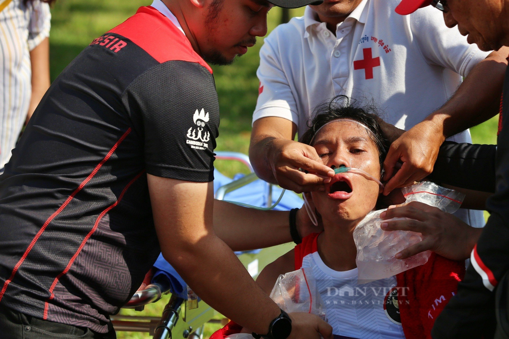 Sốc nhiệt, VĐV Indonesia, Việt Nam đua nhau kiệt sức, đổ gục khi về đích ở cự ly 42km - Ảnh 5.