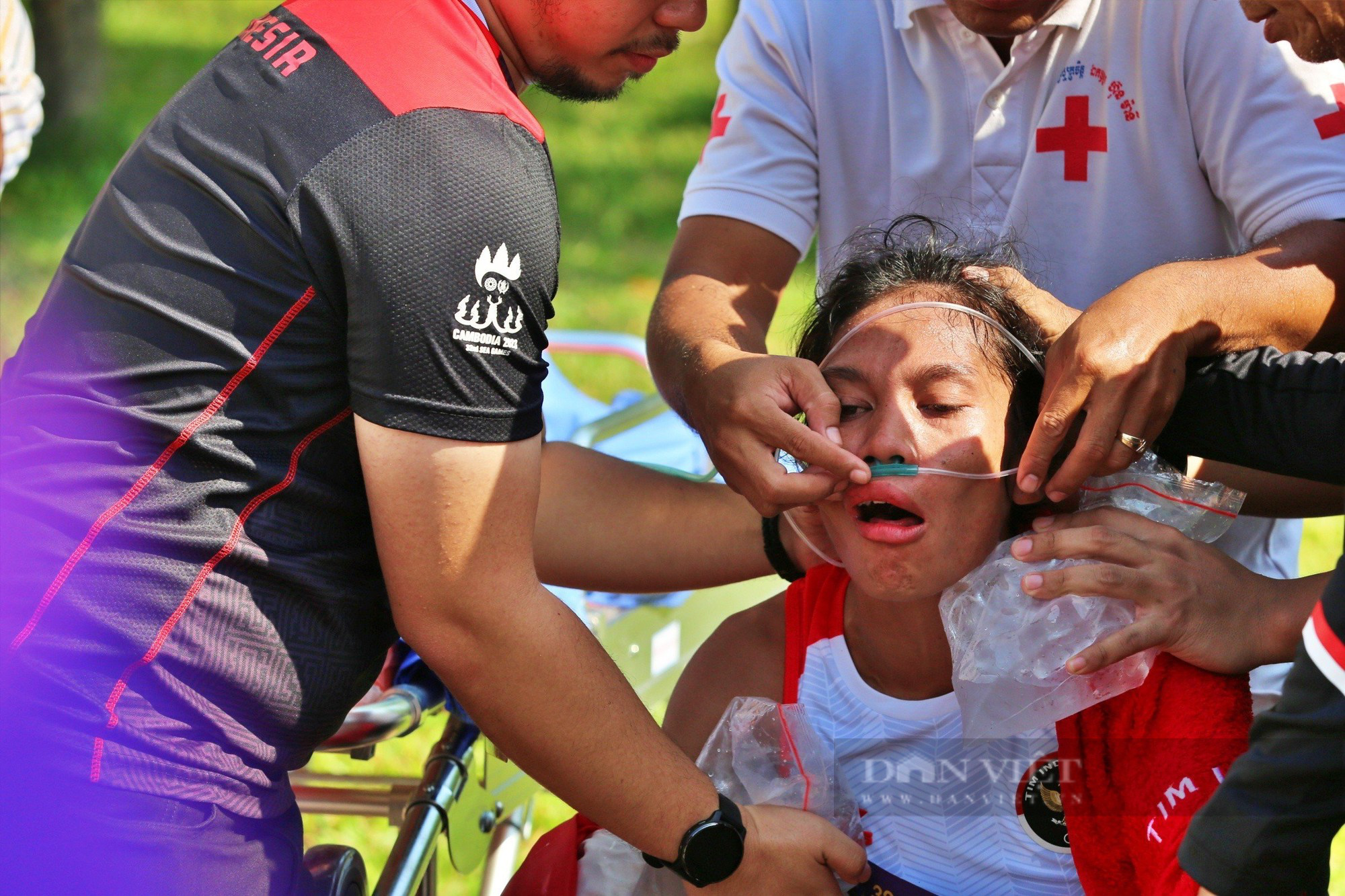 Sốc nhiệt, VĐV Indonesia, Việt Nam đua nhau kiệt sức, đổ gục khi về đích ở cự ly 42km - Ảnh 3.