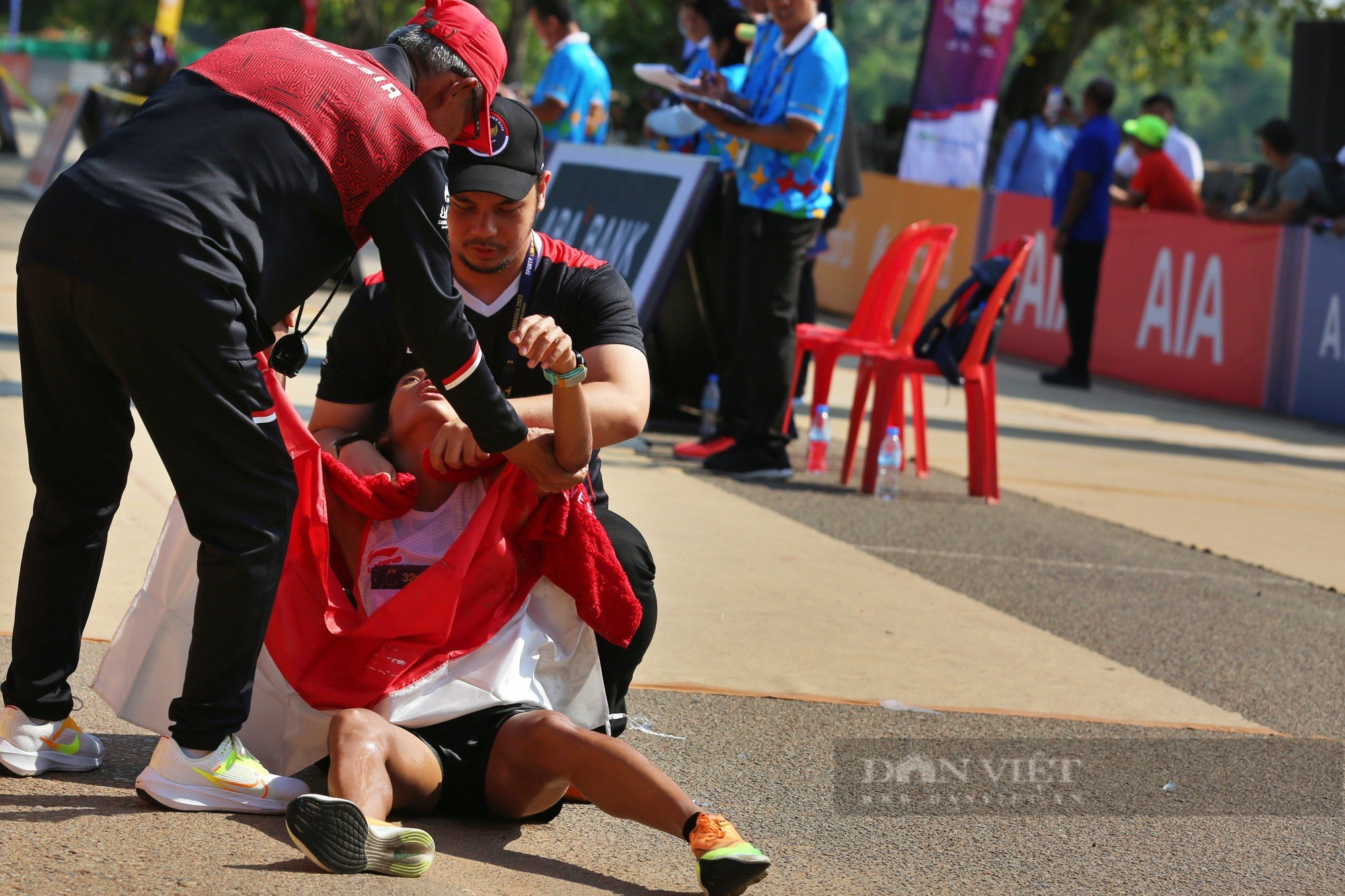 Sốc nhiệt, VĐV Indonesia, Việt Nam đua nhau kiệt sức, đổ gục khi về đích ở cự ly 42km - Ảnh 1.