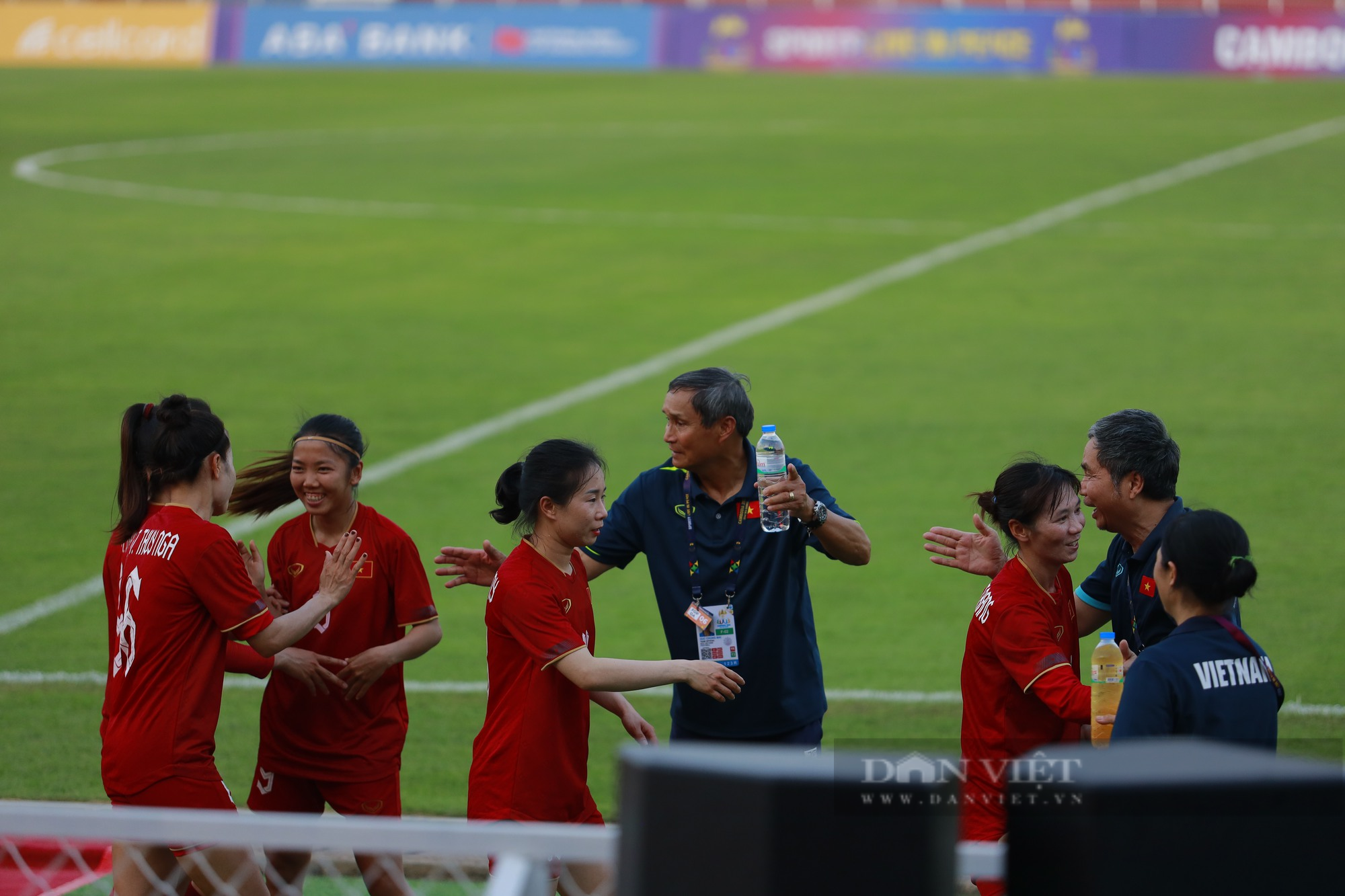 Hoàng Thị Loan, Thanh Nhã được CĐV Việt Nam săn đón sau chiến thắng trước Myanmar - Ảnh 1.