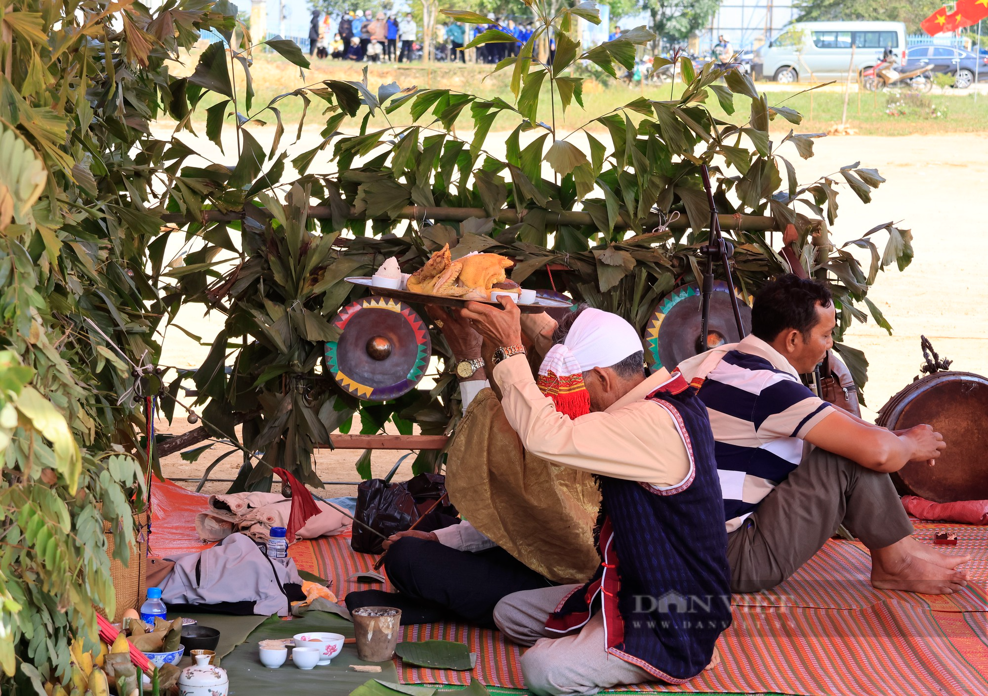 Độc đáo Lễ hội Mừng lúa mới của người Chu Ru ở Lâm Đồng với nghi lễ đâm trâu - Ảnh 2.