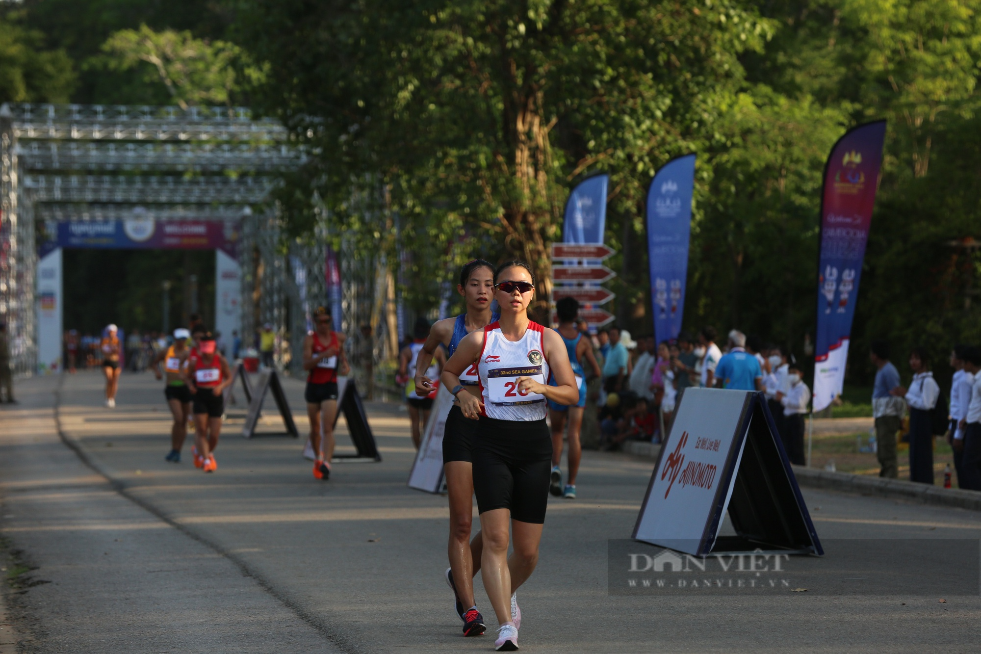 Giành HCV đi bộ 20km SEA Games 32, Nguyễn Thị Thanh Phúc có hành động cực &quot;ngọt&quot; - Ảnh 2.