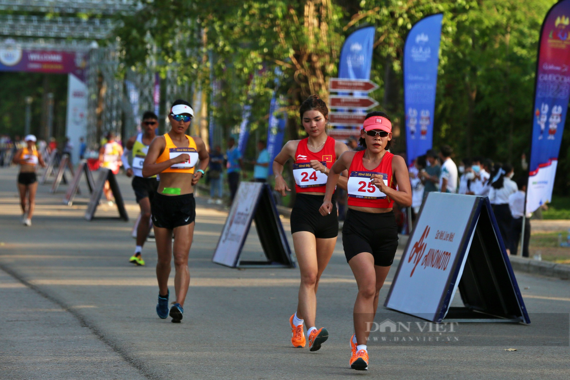 Giành HCV đi bộ 20km SEA Games 32, Nguyễn Thị Thanh Phúc có hành động cực &quot;ngọt&quot; - Ảnh 3.