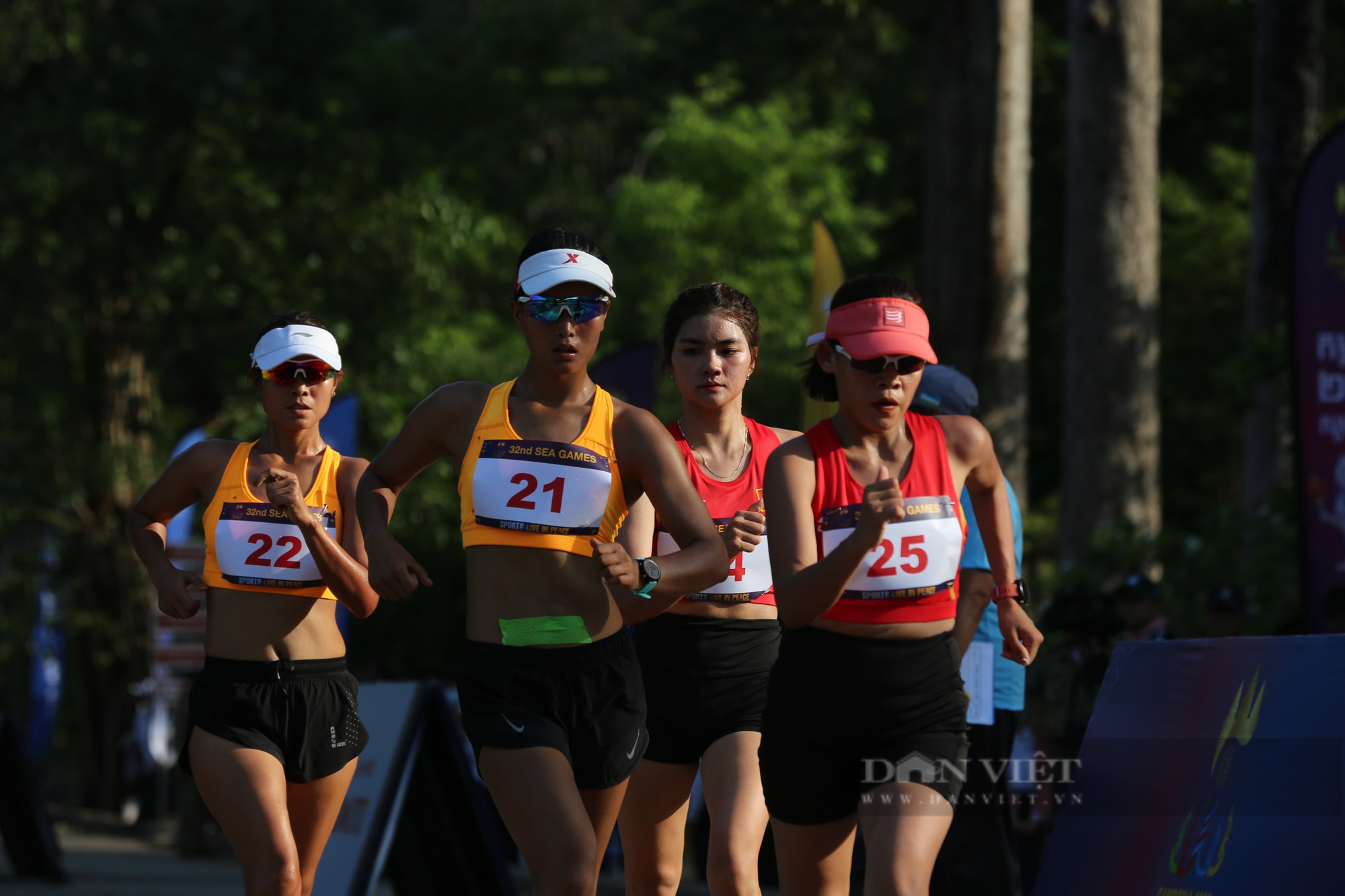 Giành HCV đi bộ 20km SEA Games 32, Nguyễn Thị Thanh Phúc có hành động cực &quot;ngọt&quot; - Ảnh 4.