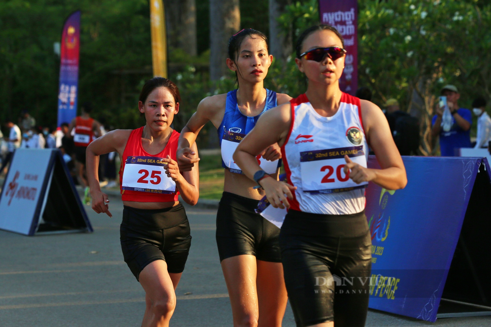 Giành HCV đi bộ 20km SEA Games 32, Nguyễn Thị Thanh Phúc có hành động cực &quot;ngọt&quot; - Ảnh 6.