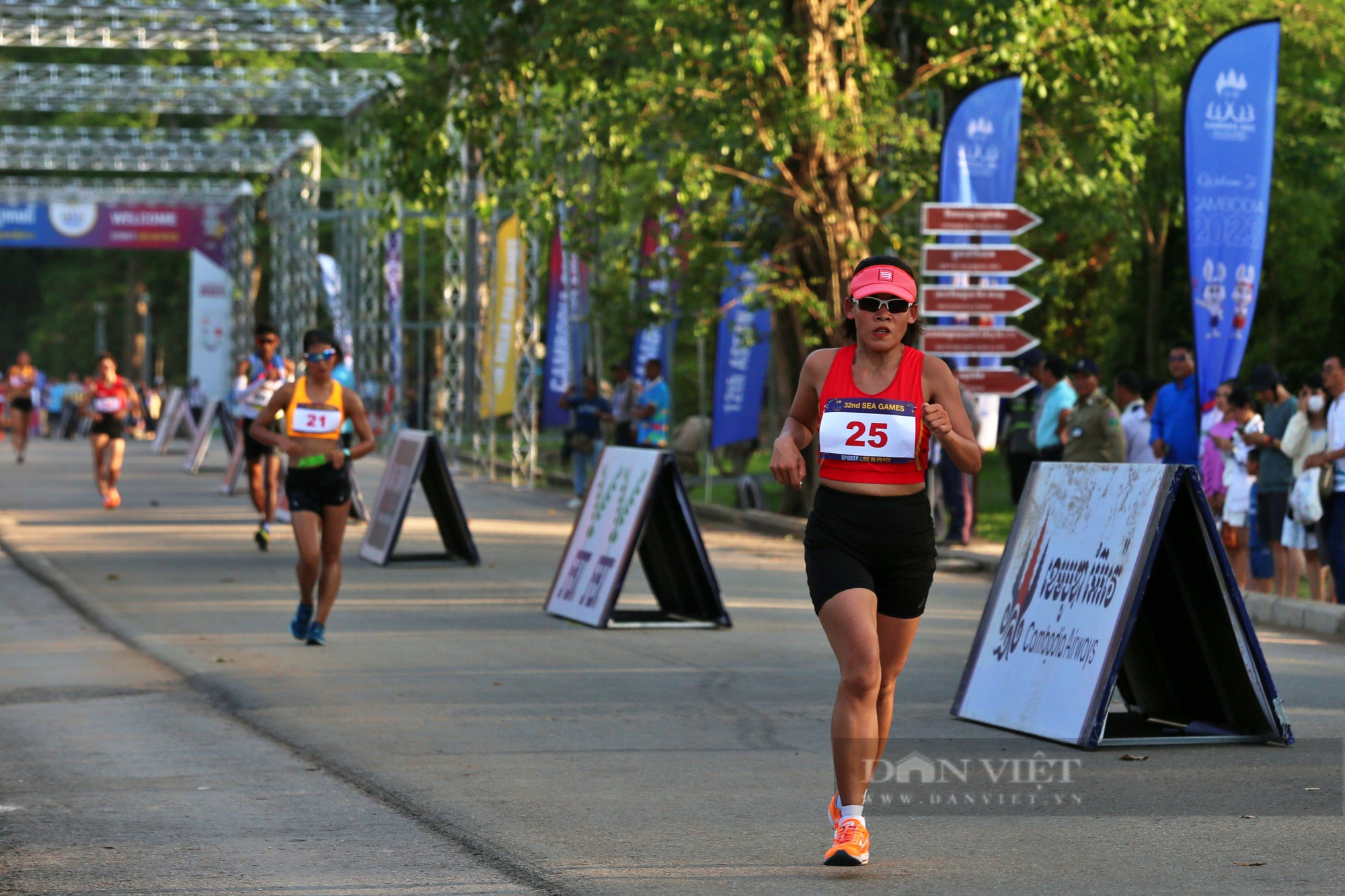 Giành HCV đi bộ 20km SEA Games 32, Nguyễn Thị Thanh Phúc có hành động cực &quot;ngọt&quot; - Ảnh 7.