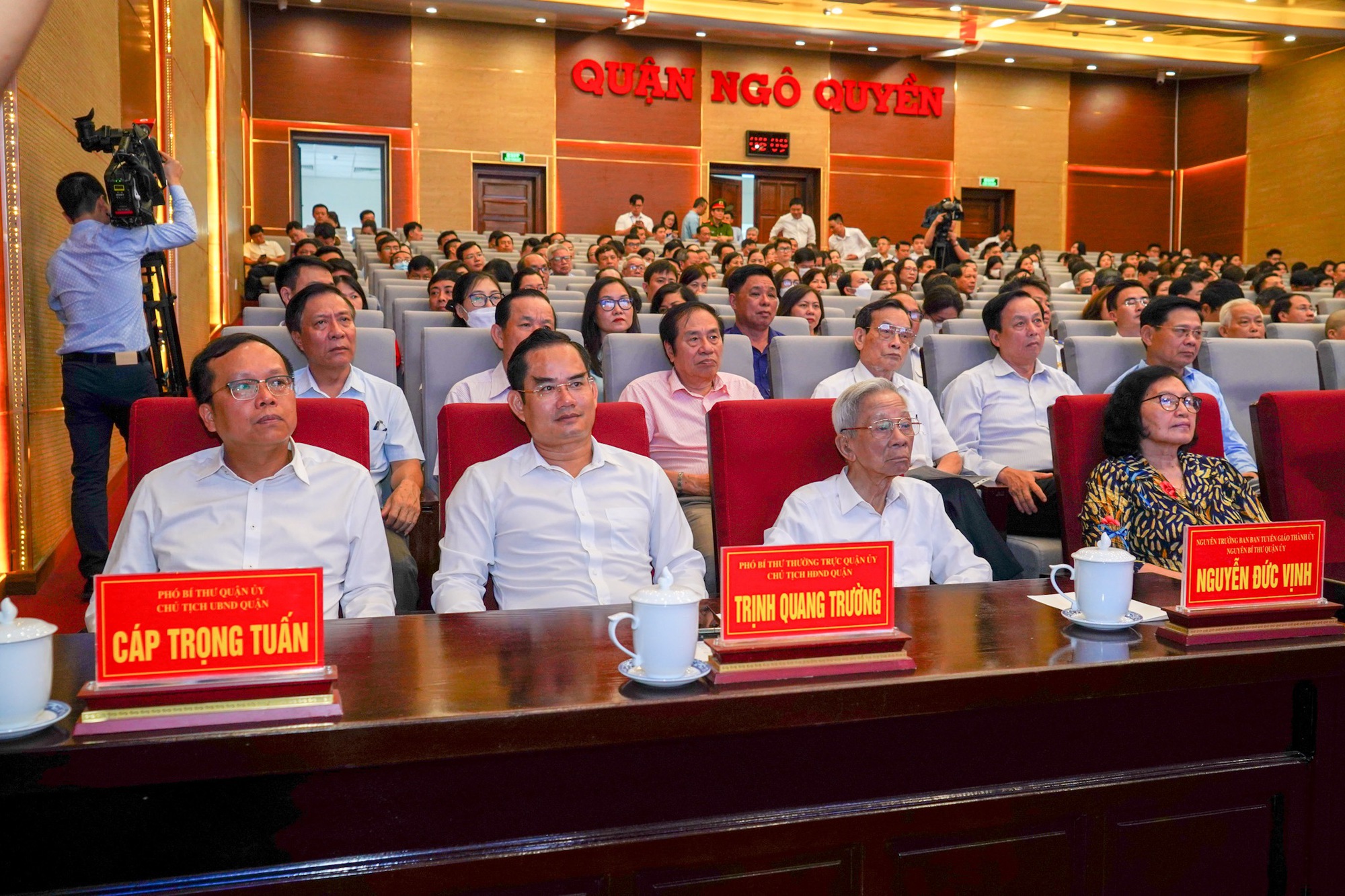 Chủ tịch Quốc hội Vương Đình Huệ tiếp xúc cử tri quận Ngô Quyền, Hải Phòng - Ảnh 2.