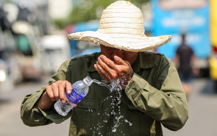 Người dân chật vật mưu sinh trong cái nắng đỉnh điểm "cháy da thịt" ở Hà Nội