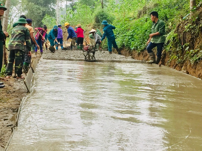 Nông dân huyện Thanh Sơn góp 8 nghìn ngày công, làm 179 km đường nông thôn mới - Ảnh 1.
