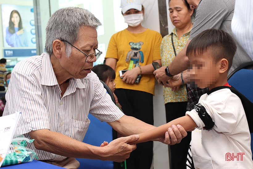 Chương trình khám và phẫu thuật dị tật nhân đạo cho hơn 200 trẻ em khuyết tật tại Hà Tĩnh - Ảnh 2.