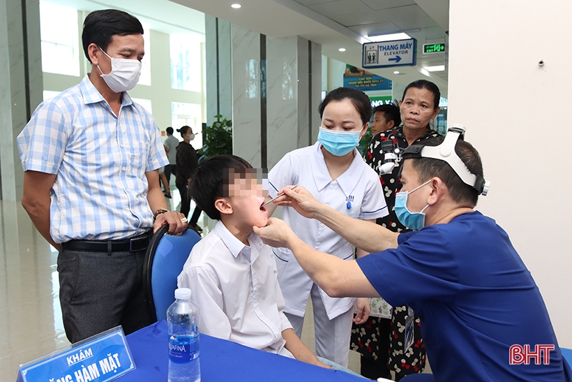 Chương trình khám và phẫu thuật dị tật nhân đạo cho hơn 200 trẻ em khuyết tật tại Hà Tĩnh - Ảnh 3.