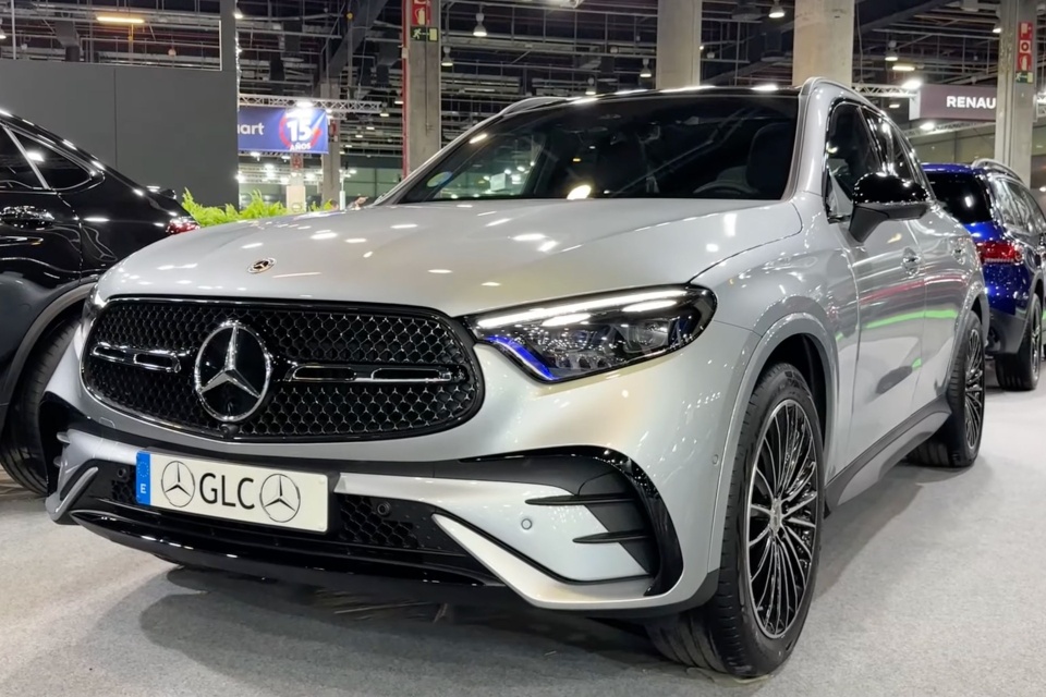 Mercedes-Benz GLC giảm giá cả trăm triệu đồng trước khi ra mắt bản mới - Ảnh 1.
