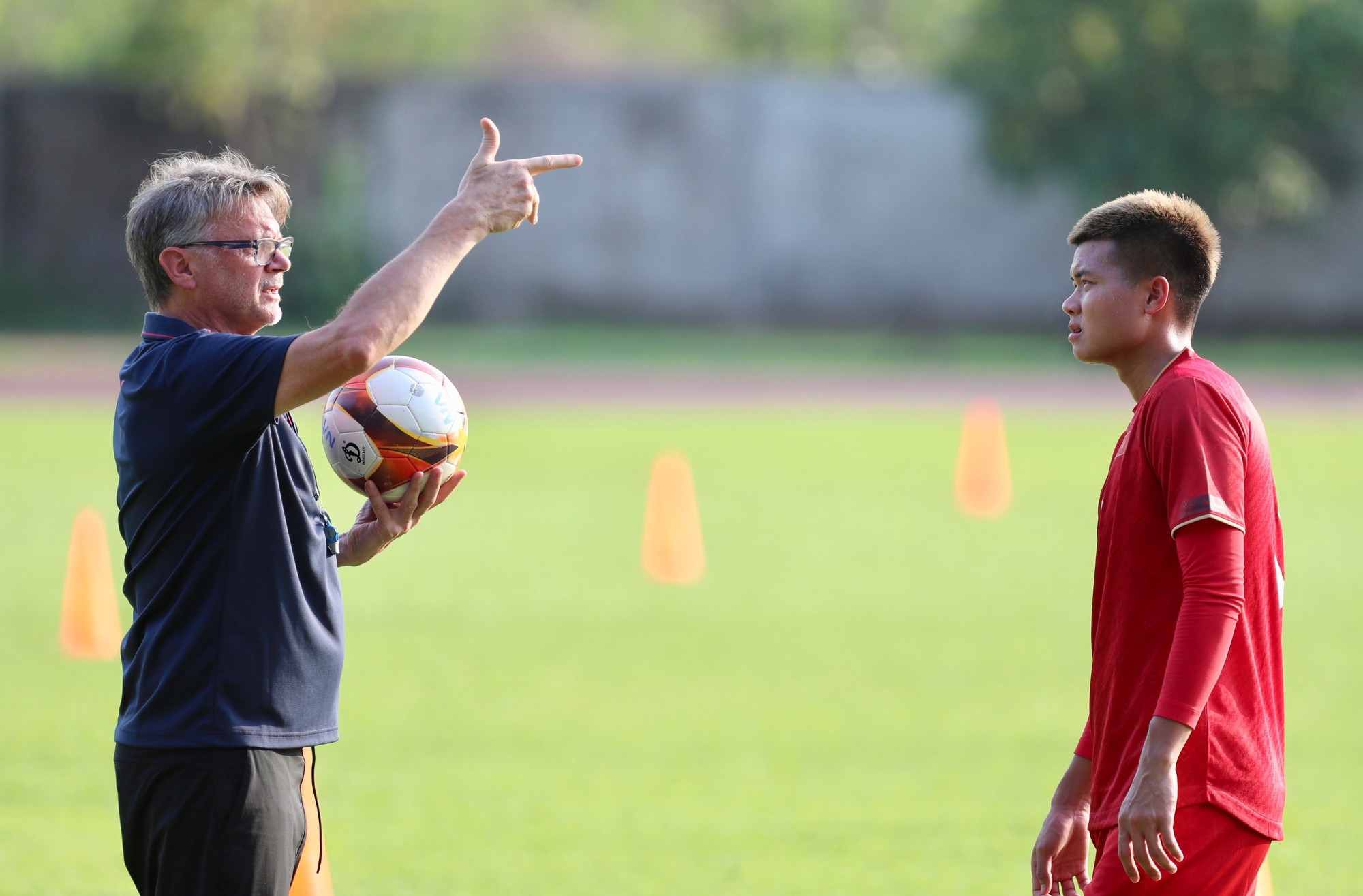 HLV Philippe Troussier &quot;nắn chỉnh&quot; Văn Tùng - Ảnh 6.