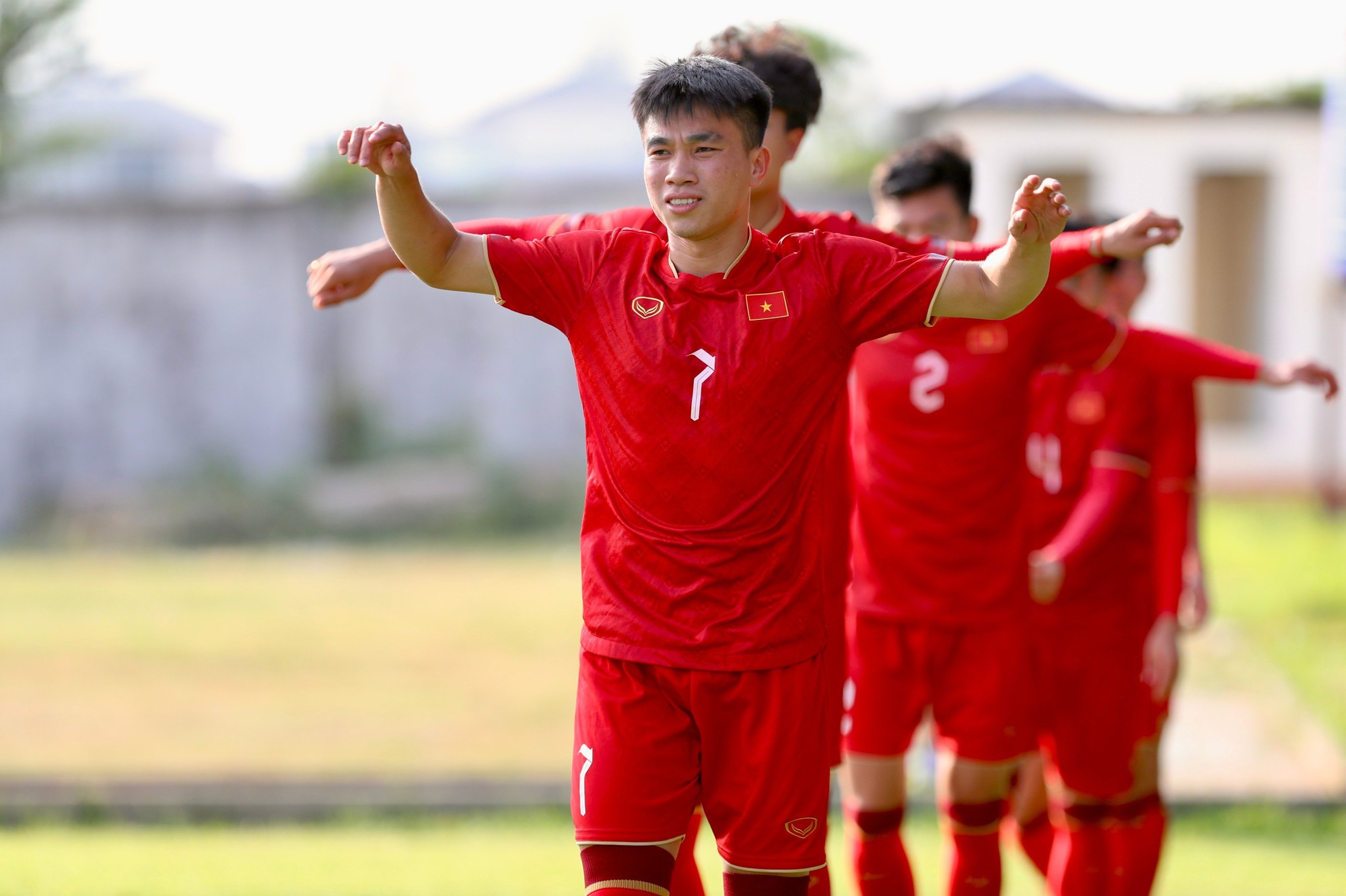 HLV Philippe Troussier &quot;nắn chỉnh&quot; Văn Tùng - Ảnh 7.