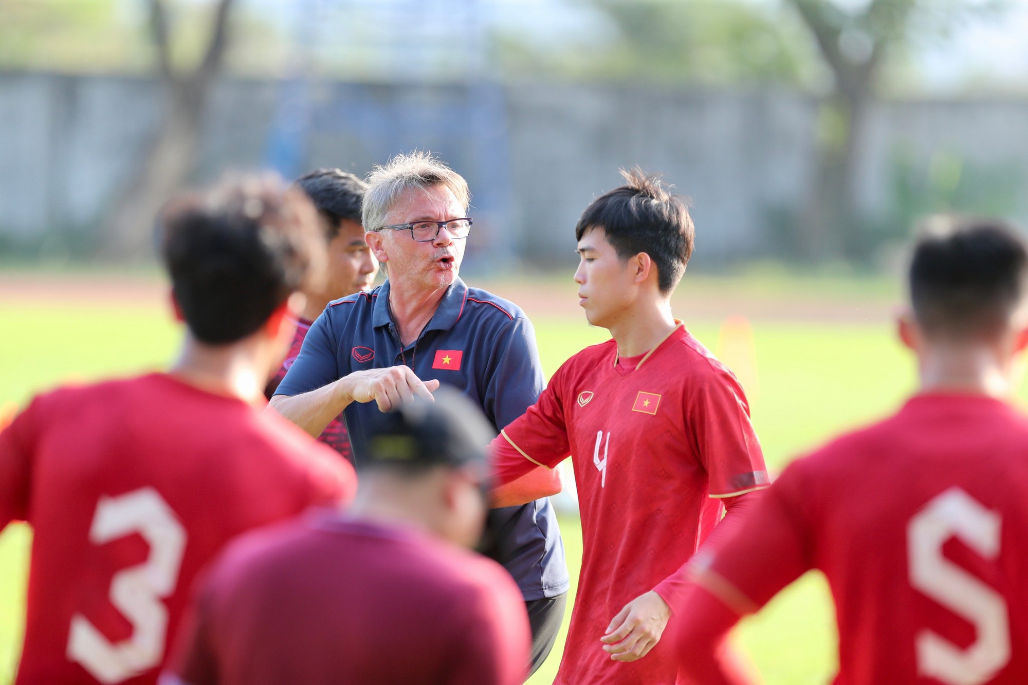 HLV Philippe Troussier &quot;nắn chỉnh&quot; Văn Tùng - Ảnh 5.