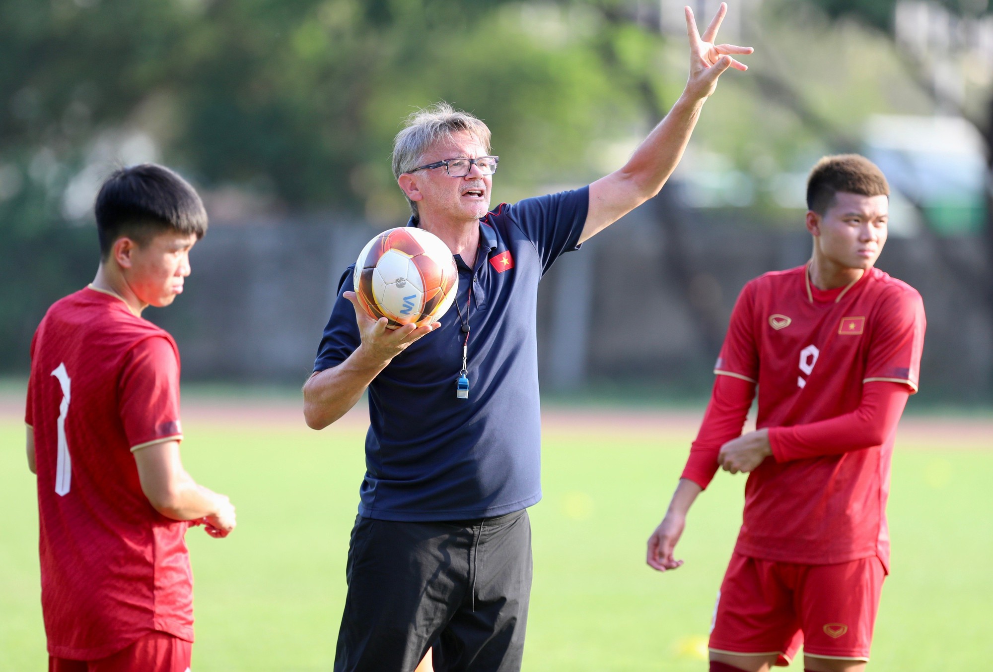 HLV Philippe Troussier &quot;nắn chỉnh&quot; Văn Tùng - Ảnh 2.