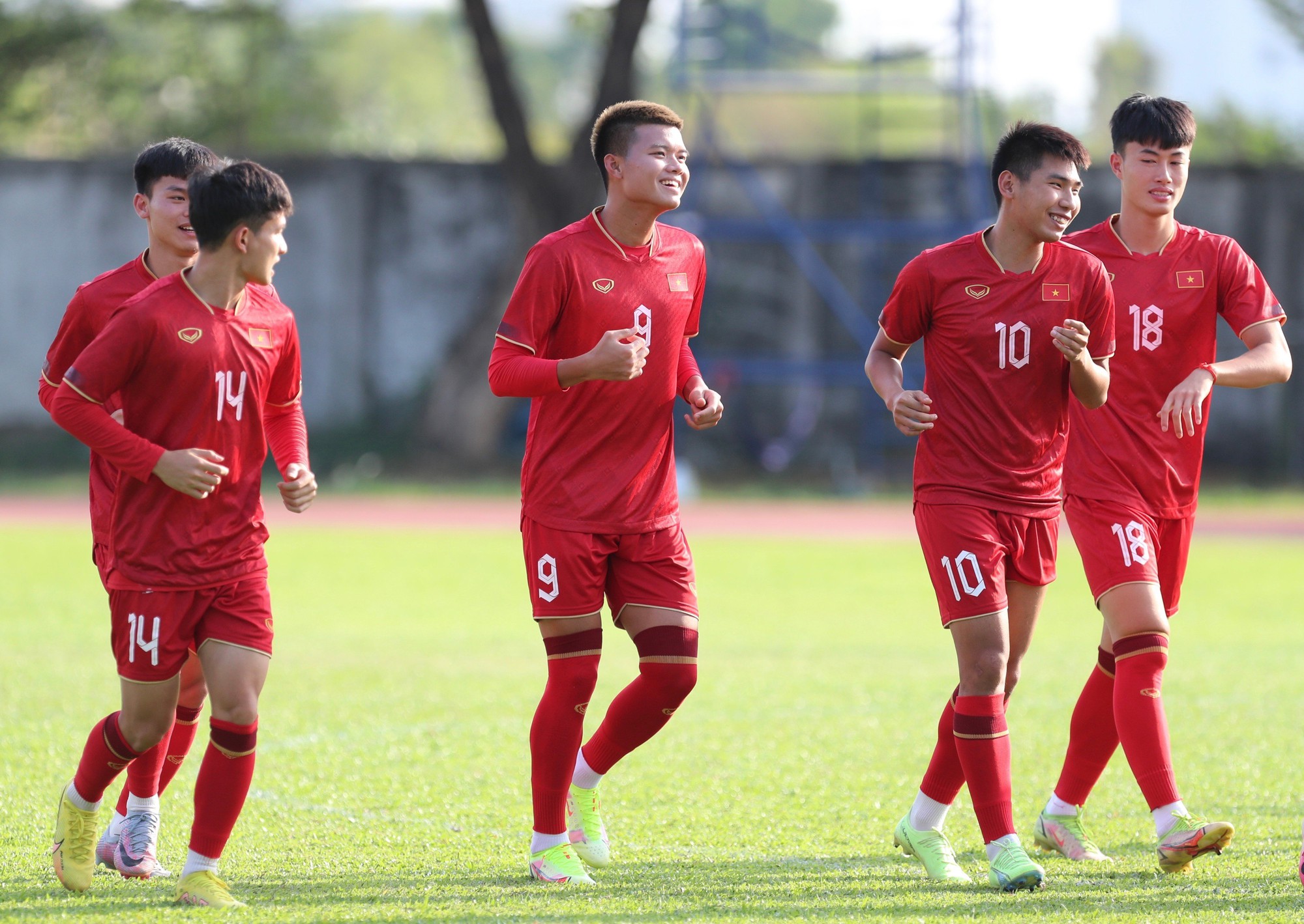 HLV Philippe Troussier &quot;nắn chỉnh&quot; Văn Tùng - Ảnh 9.