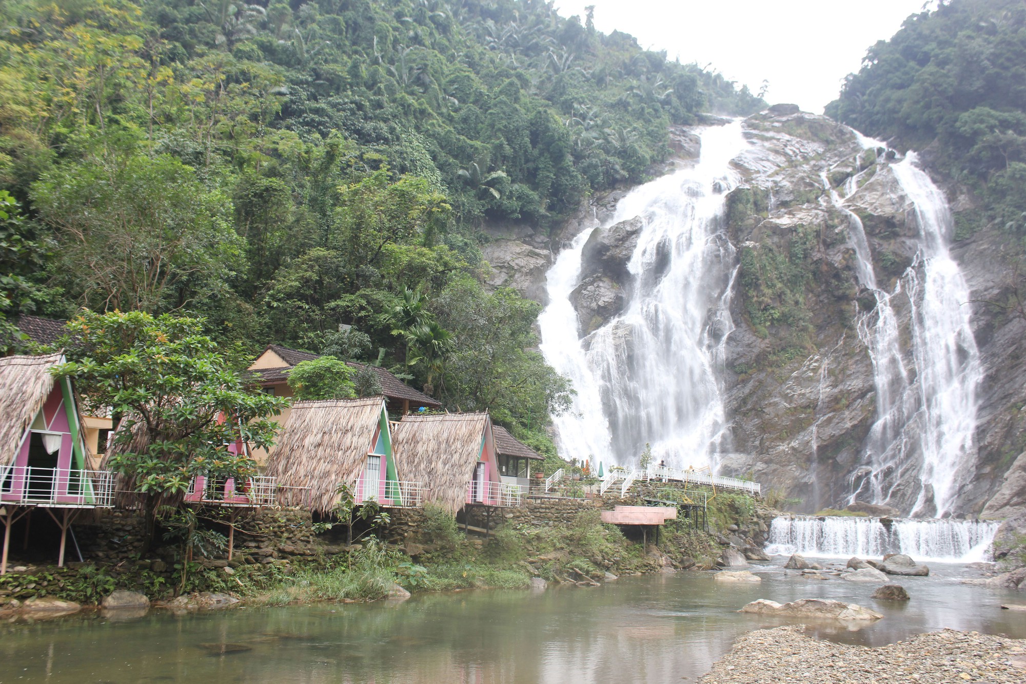 Về Minh Long ngắm thác Trắng - Ảnh 1.