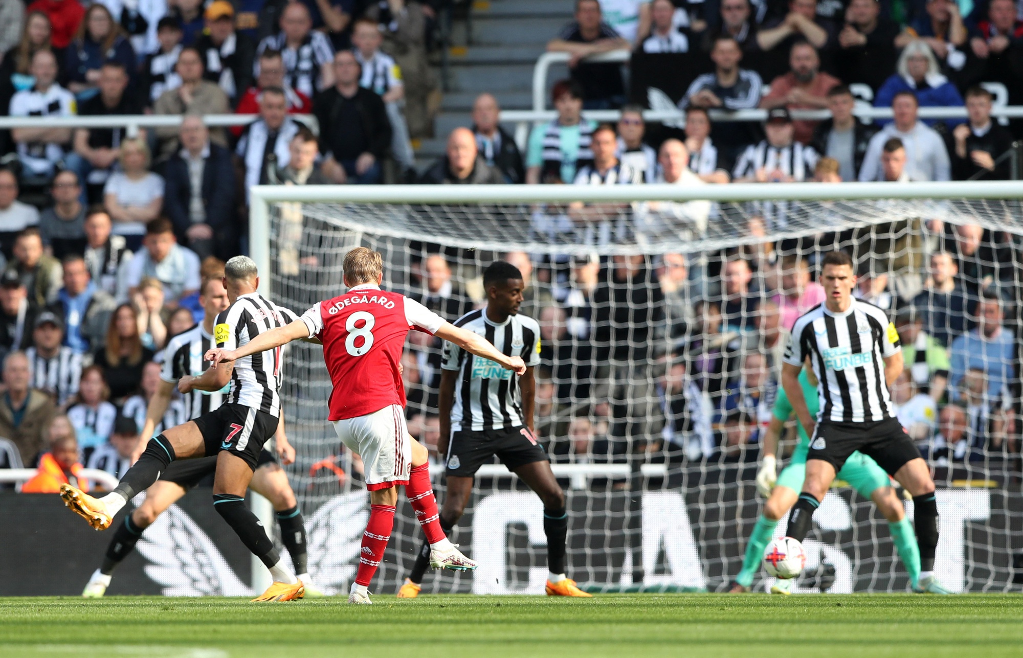 Vượt qua Newcastle, Arsenal kiên trì bám đuổi Man City - Ảnh 4.