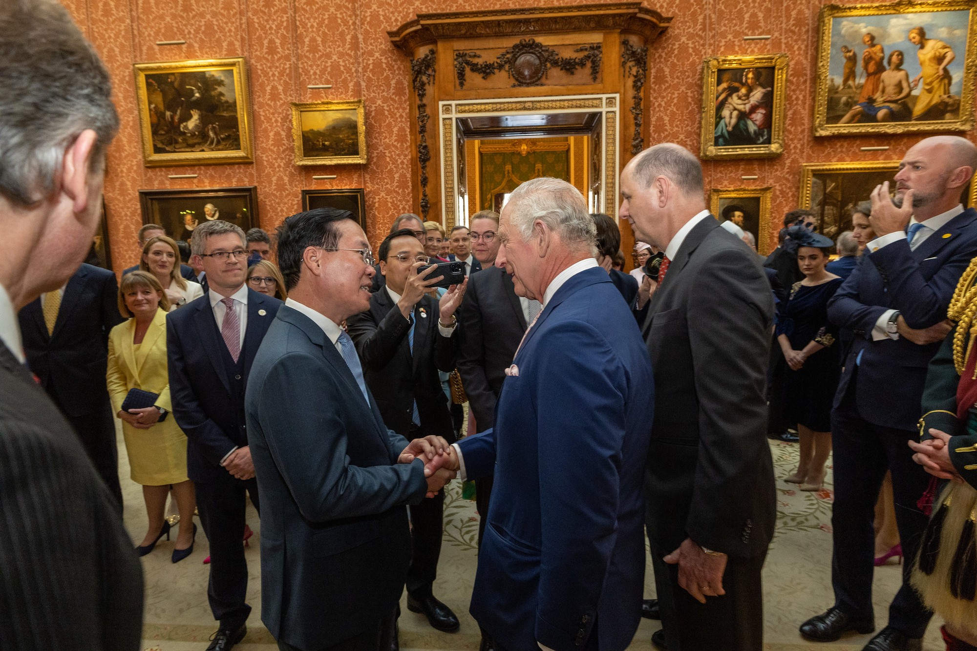 Chủ tịch nước Võ Văn Thưởng gặp Nhà vua Anh Charles Đệ tam - Ảnh 1.