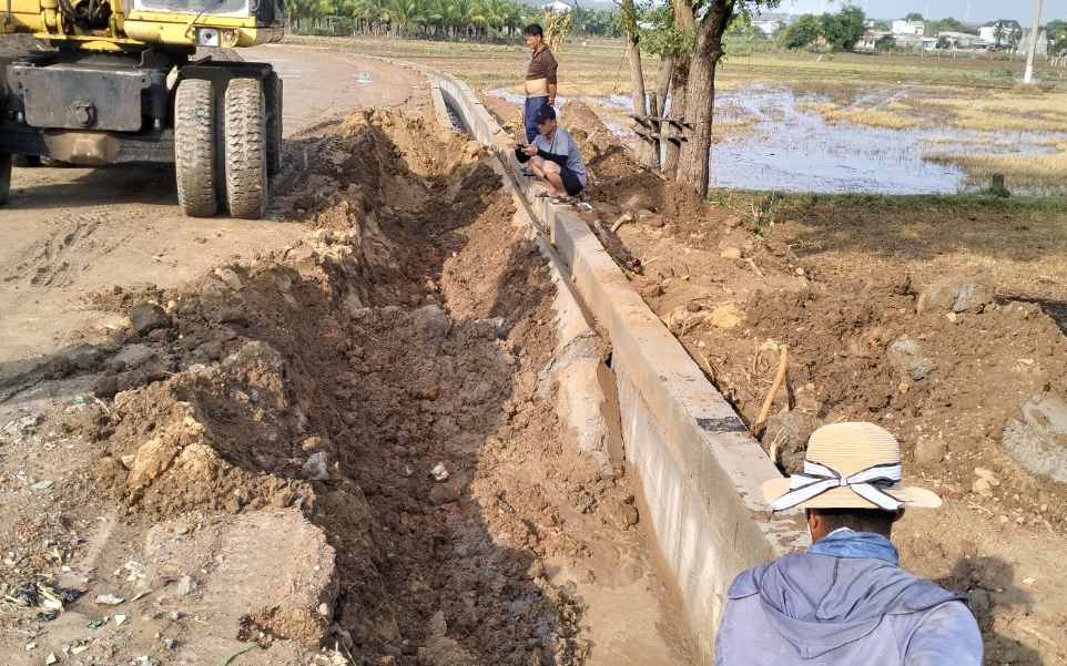 Sau mưa lớn, một đoạn mương thoát nước ở công trình đường nông thôn gần 15 tỷ tại Bình Thuận gãy, đổ