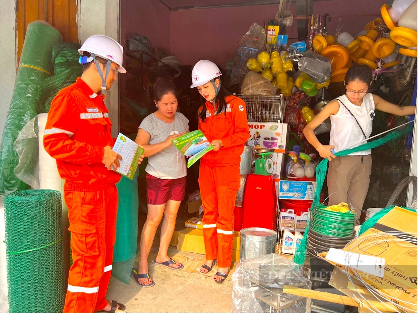 Công ty Điện lực Hà Tĩnh đẩy mạnh tuyên truyền tiết kiệm điện, an toàn mùa nắng nóng - Ảnh 1.