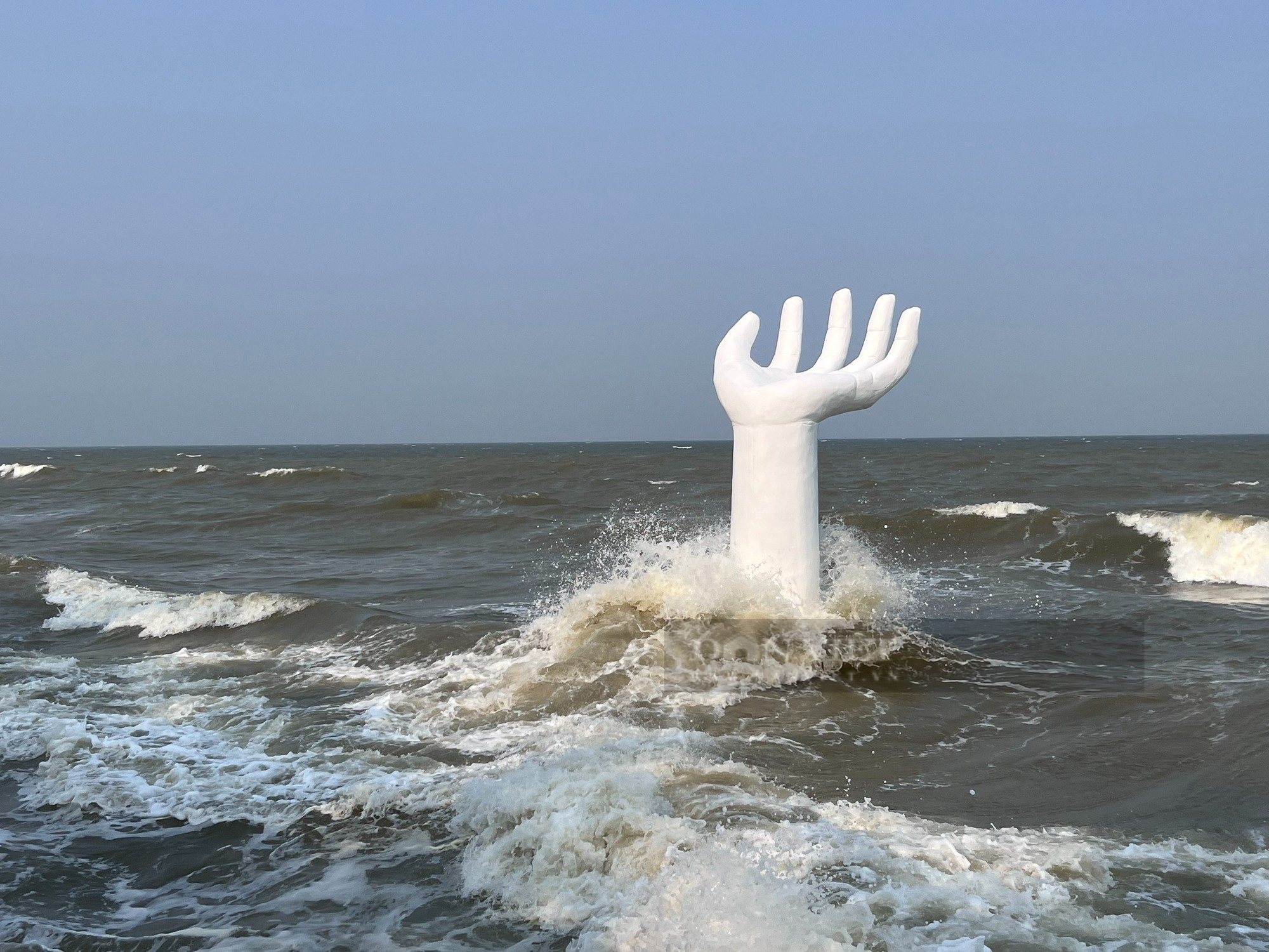 Vụ những bàn tay khổng lồ ở biển Hải Tiến: Du khách bị thương và ngao ngán - Ảnh 6.