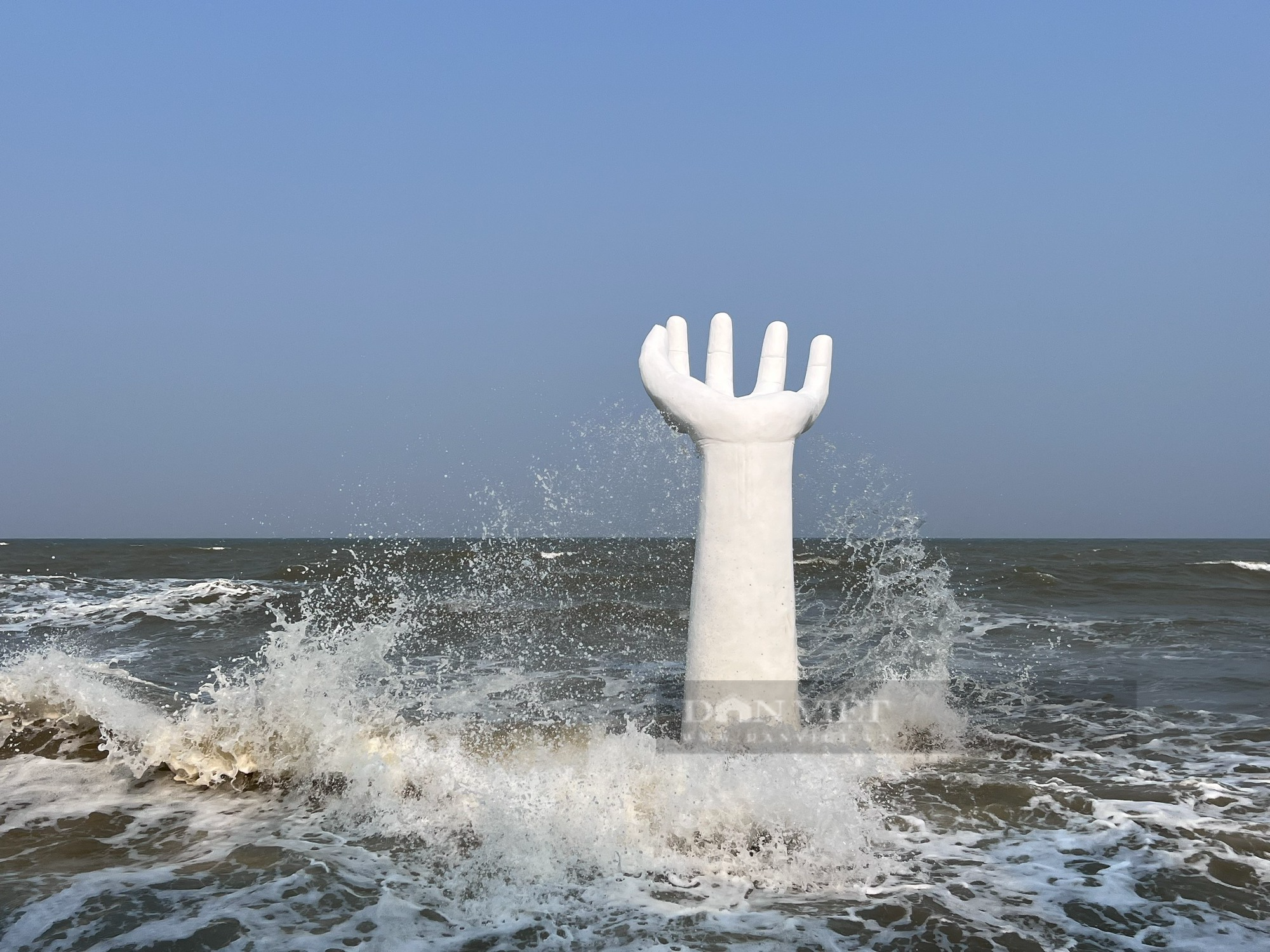 Vụ những bàn tay khổng lồ ở biển Hải Tiến: Du khách bị thương và ngao ngán - Ảnh 8.