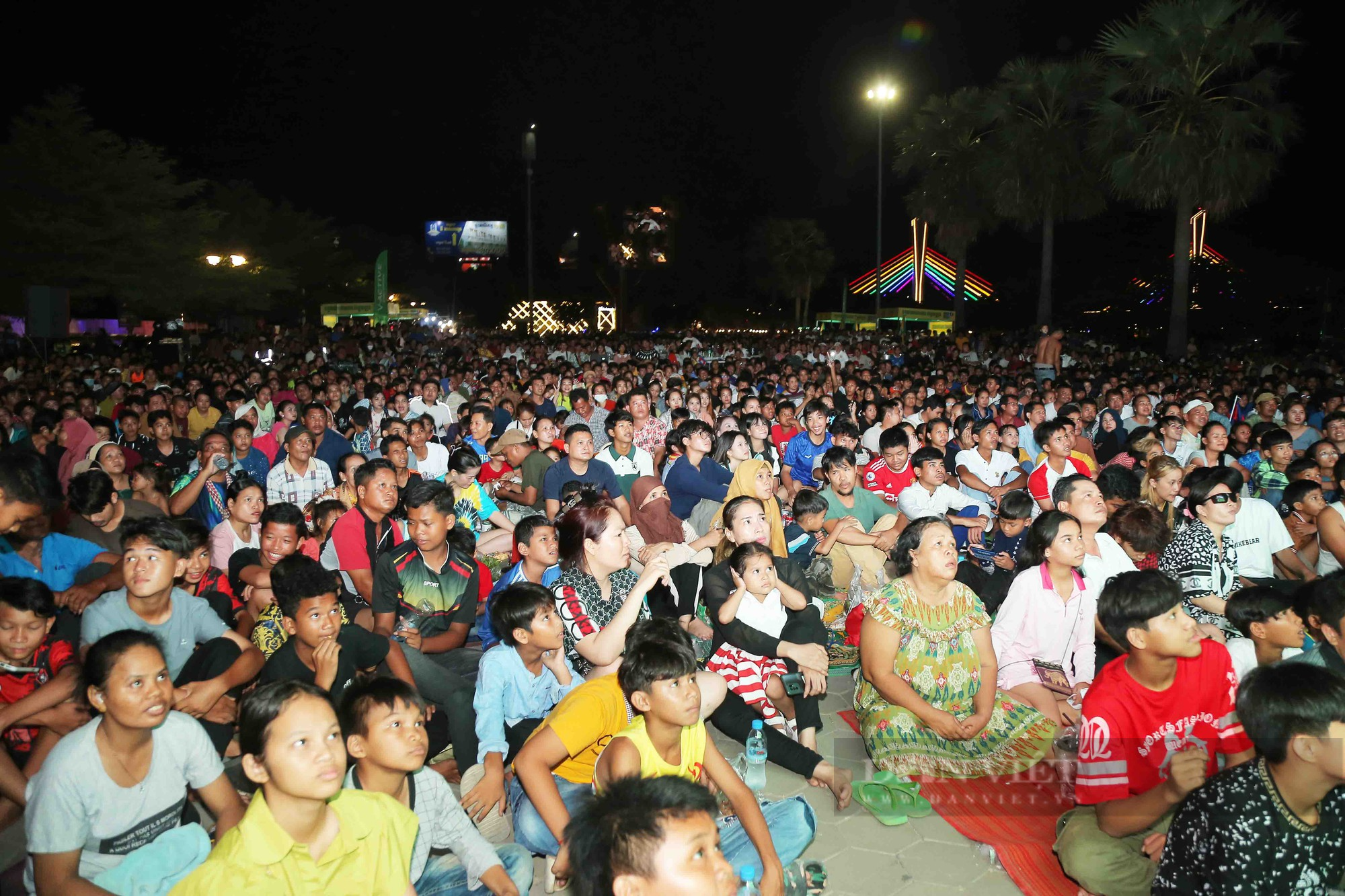 Không có vé vào sân, người dân Campuchia xem bóng đá SEA Games 32 thế nào? - Ảnh 1.
