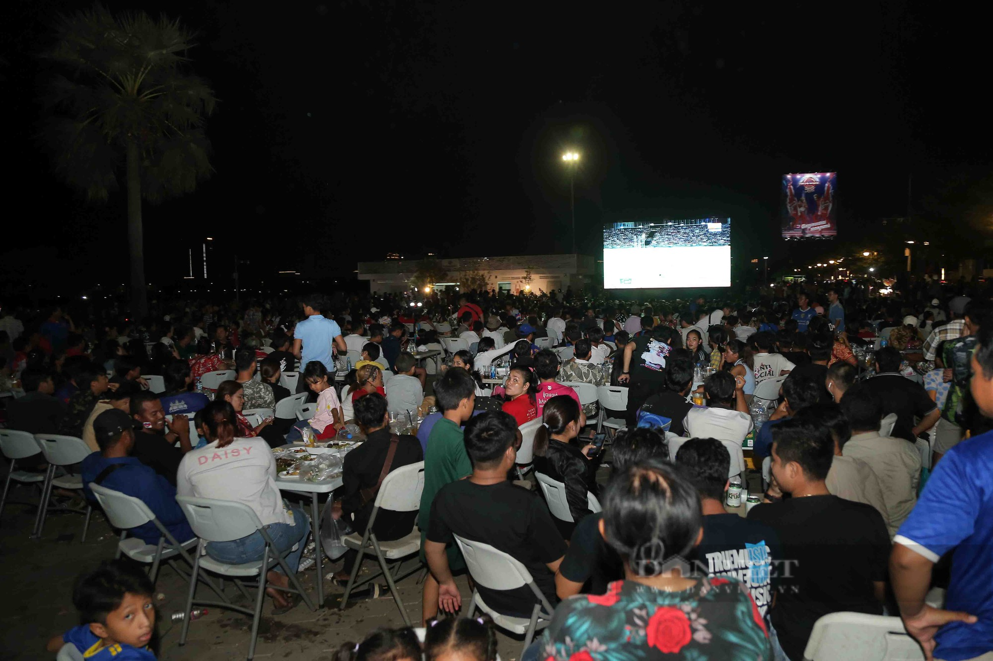 Không có vé vào sân, người dân Campuchia xem bóng đá SEA Games 32 thế nào? - Ảnh 2.