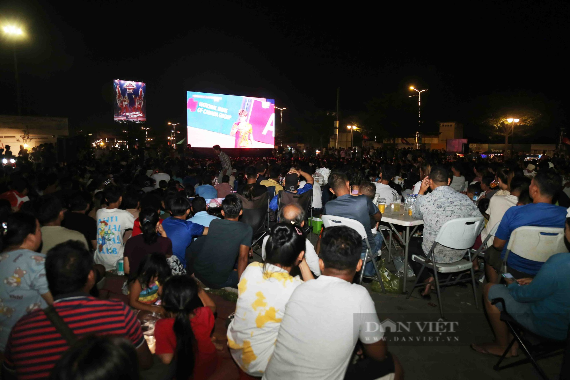 Không có vé vào sân, người dân Campuchia xem bóng đá SEA Games 32 thế nào? - Ảnh 3.