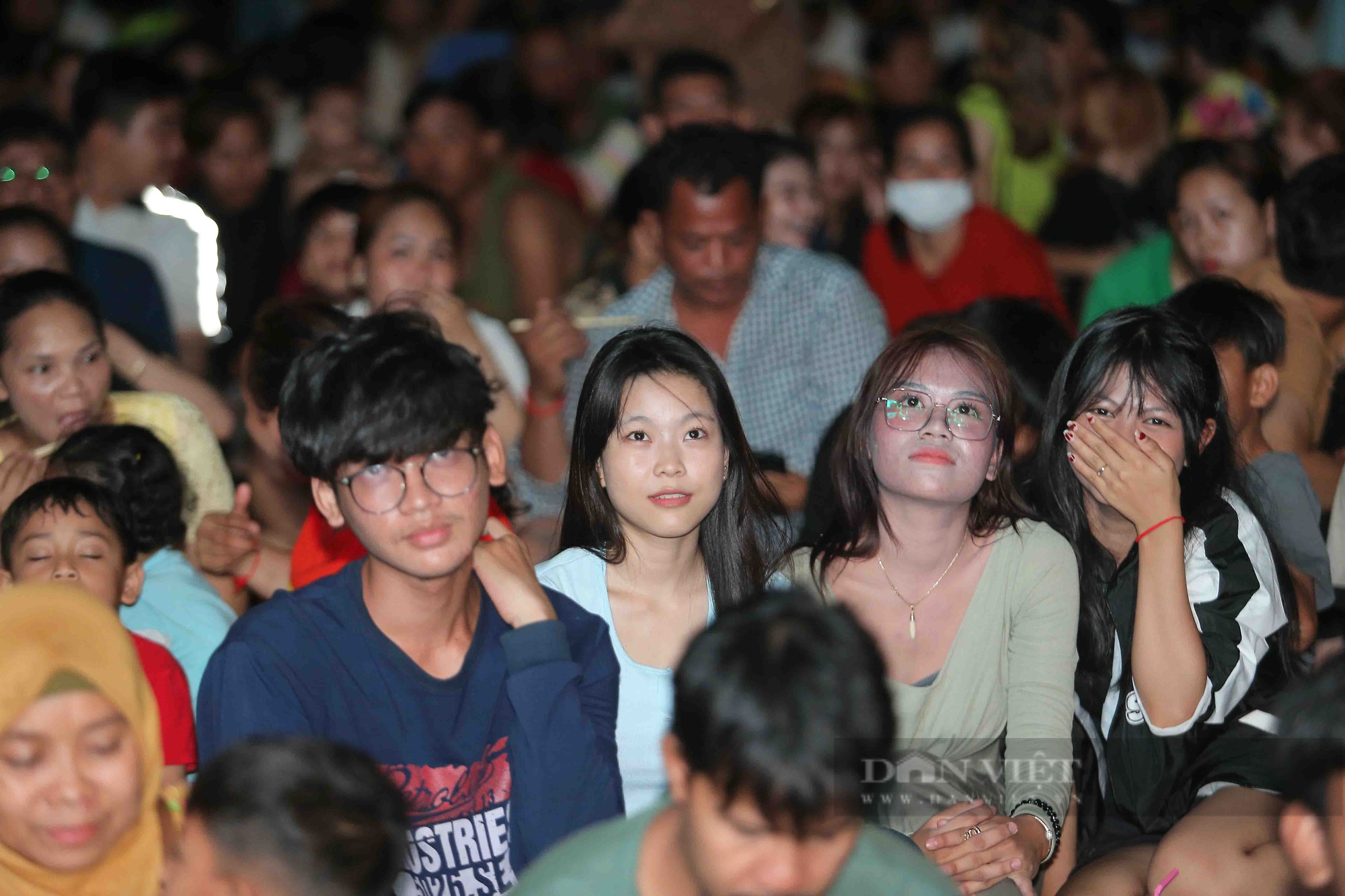 Không có vé vào sân, người dân Campuchia xem bóng đá SEA Games 32 thế nào? - Ảnh 6.