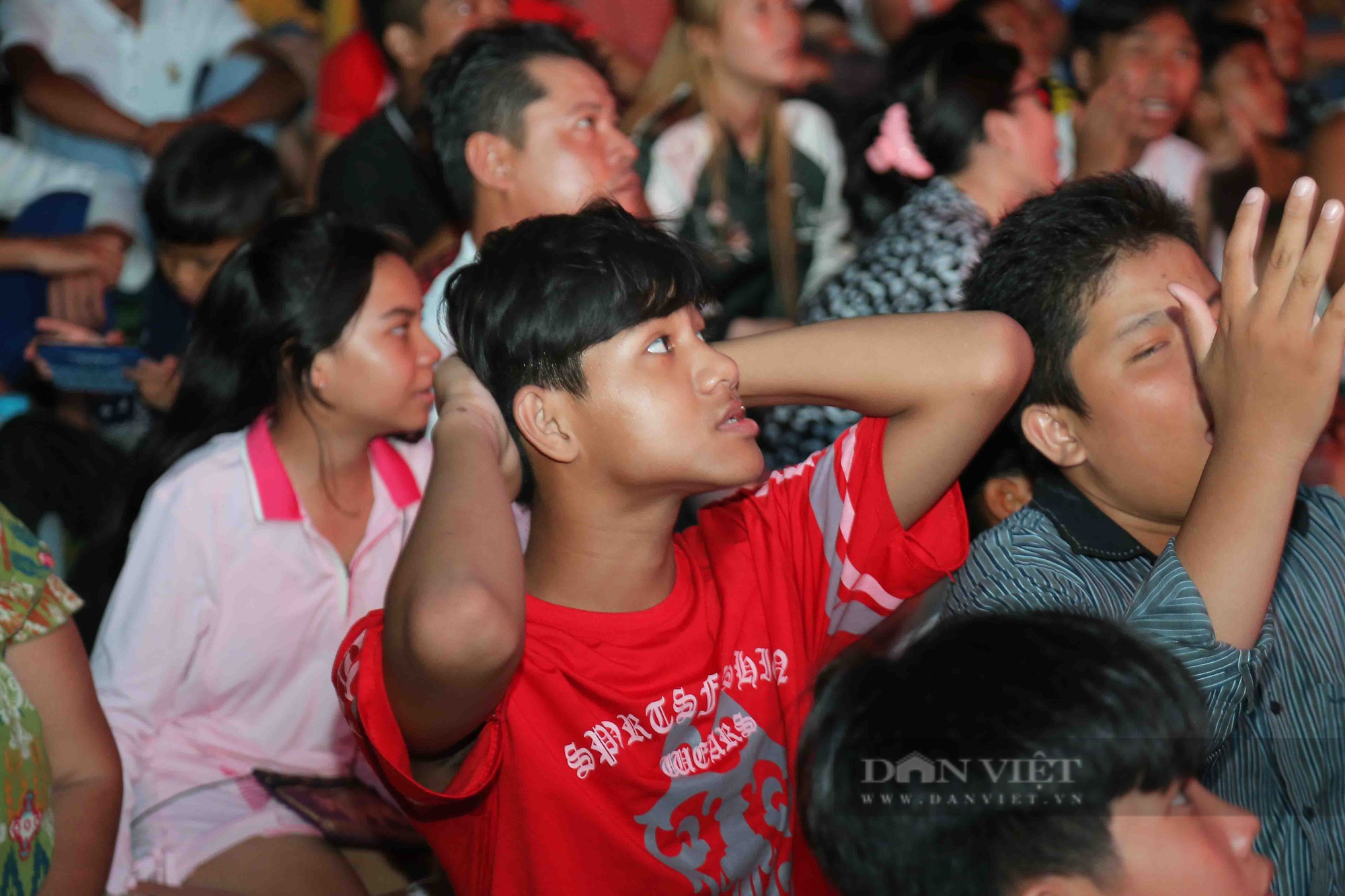 Không có vé vào sân, người dân Campuchia xem bóng đá SEA Games 32 thế nào? - Ảnh 9.