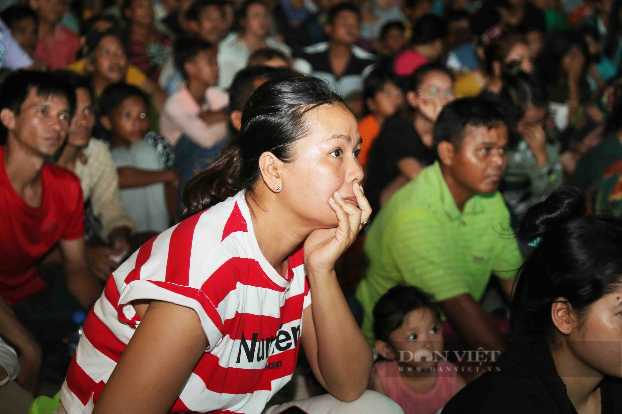 Không có vé vào sân, người dân Campuchia xem bóng đá SEA Games 32 thế nào? - Ảnh 10.