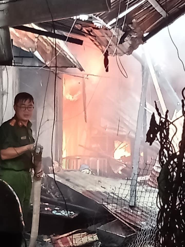 Cháy lớn tại chợ huyện biên giới Ea Súp, nhiều tài sản bị thiêu rụi - Ảnh 2.