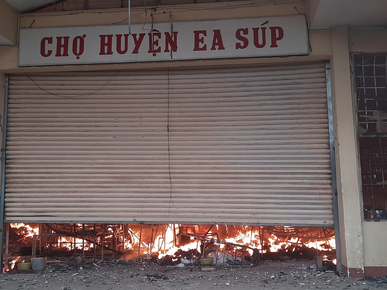 Cháy lớn tại chợ huyện biên giới Ea Súp, nhiều tài sản bị thiêu rụi - Ảnh 3.