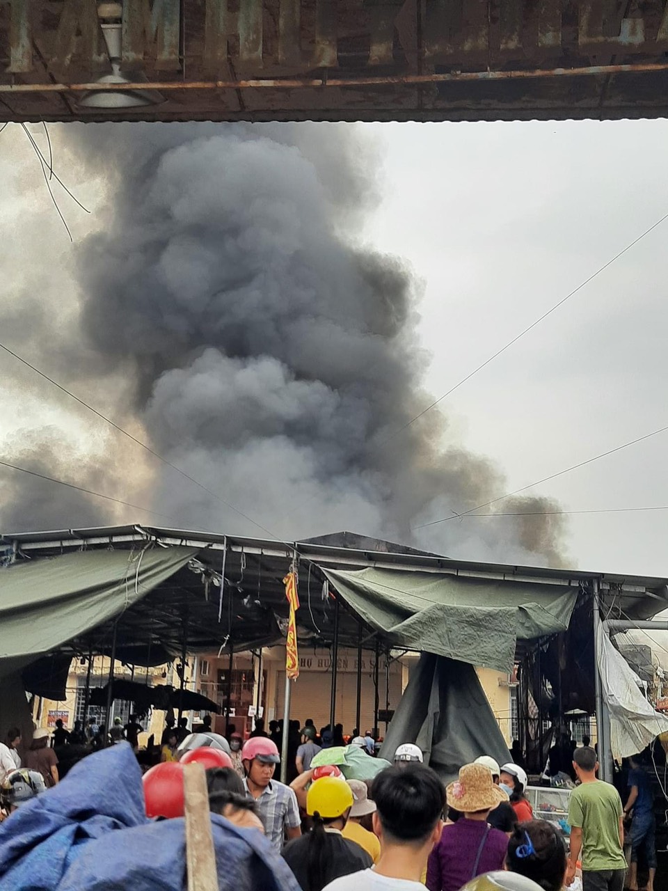 Cháy lớn tại chợ huyện biên giới Ea Súp, nhiều tài sản bị thiêu rụi - Ảnh 1.