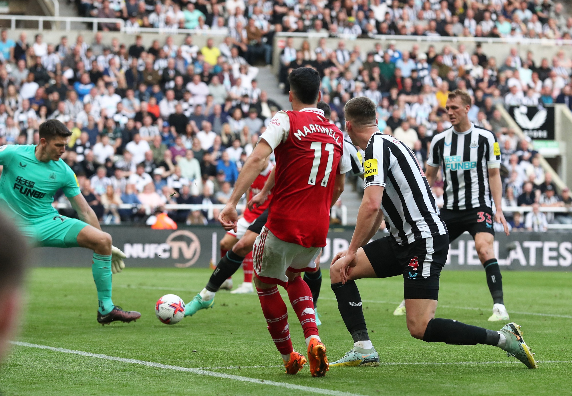 Vượt qua Newcastle, Arsenal kiên trì bám đuổi Man City - Ảnh 5.