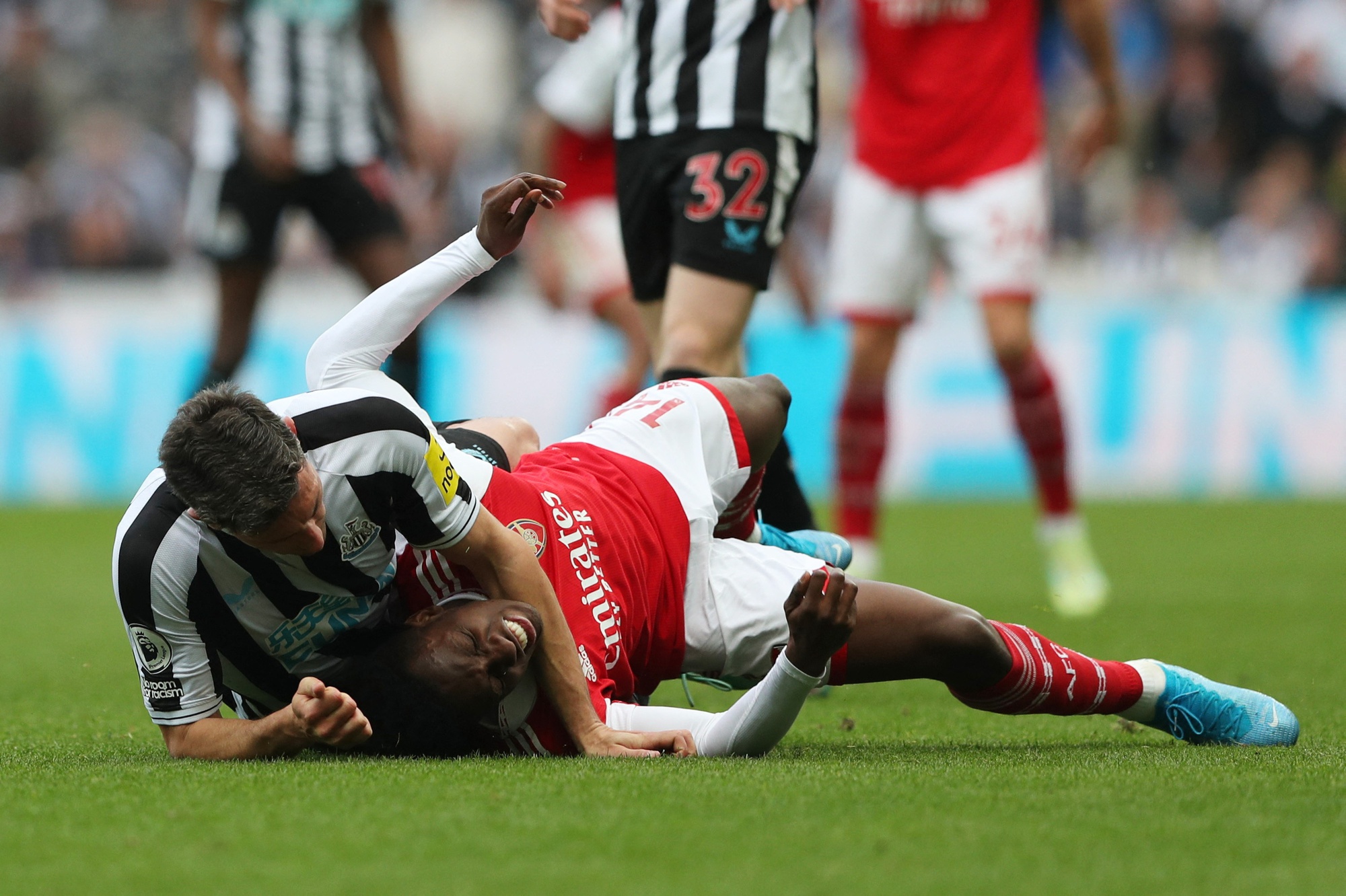 Vượt qua Newcastle, Arsenal kiên trì bám đuổi Man City - Ảnh 7.