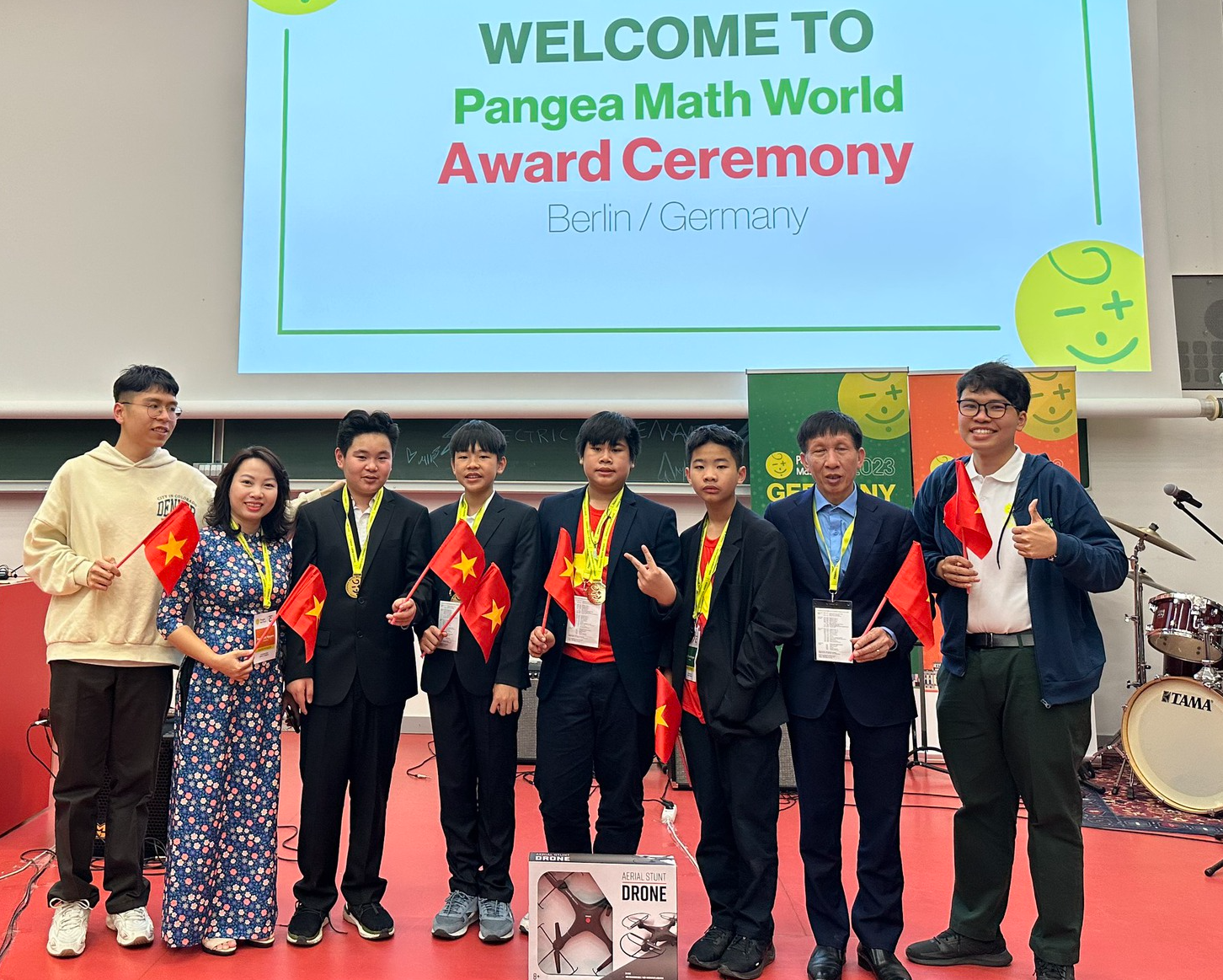 Một lớp ở Hà Nội vừa có 3 học sinh đạt HCV Olympic Toán quốc tế, bí quyết từ cô giáo - Ảnh 1.