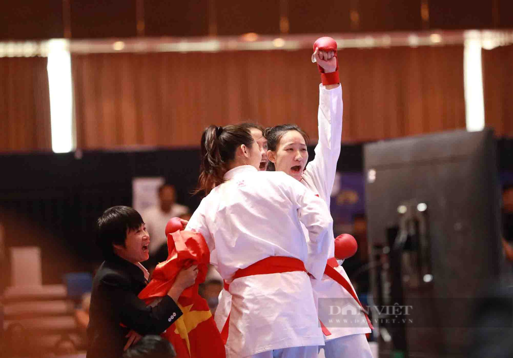 Chiến thắng kịch tính, karate hoàn thành cú đúp HCV kumite đồng đội tại SEA Games 32 - Ảnh 2.
