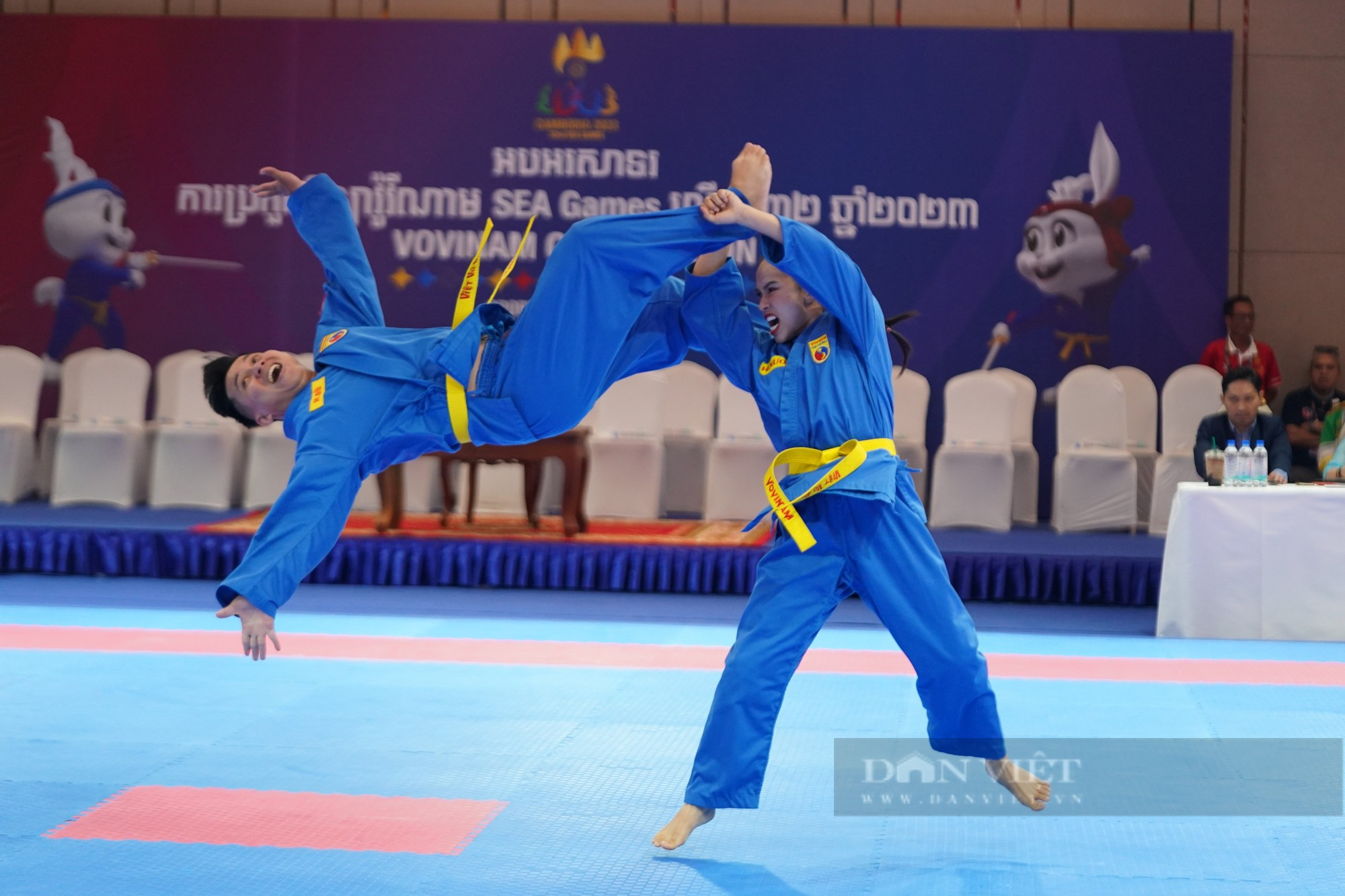 Tung tuyệt chiêu kẹp cổ, Hoài Nương - Hoàng Dũ giành HCV nội dung quyền đầu tiên cho Vovinam Việt Nam tại SEA Games 32 - Ảnh 1.